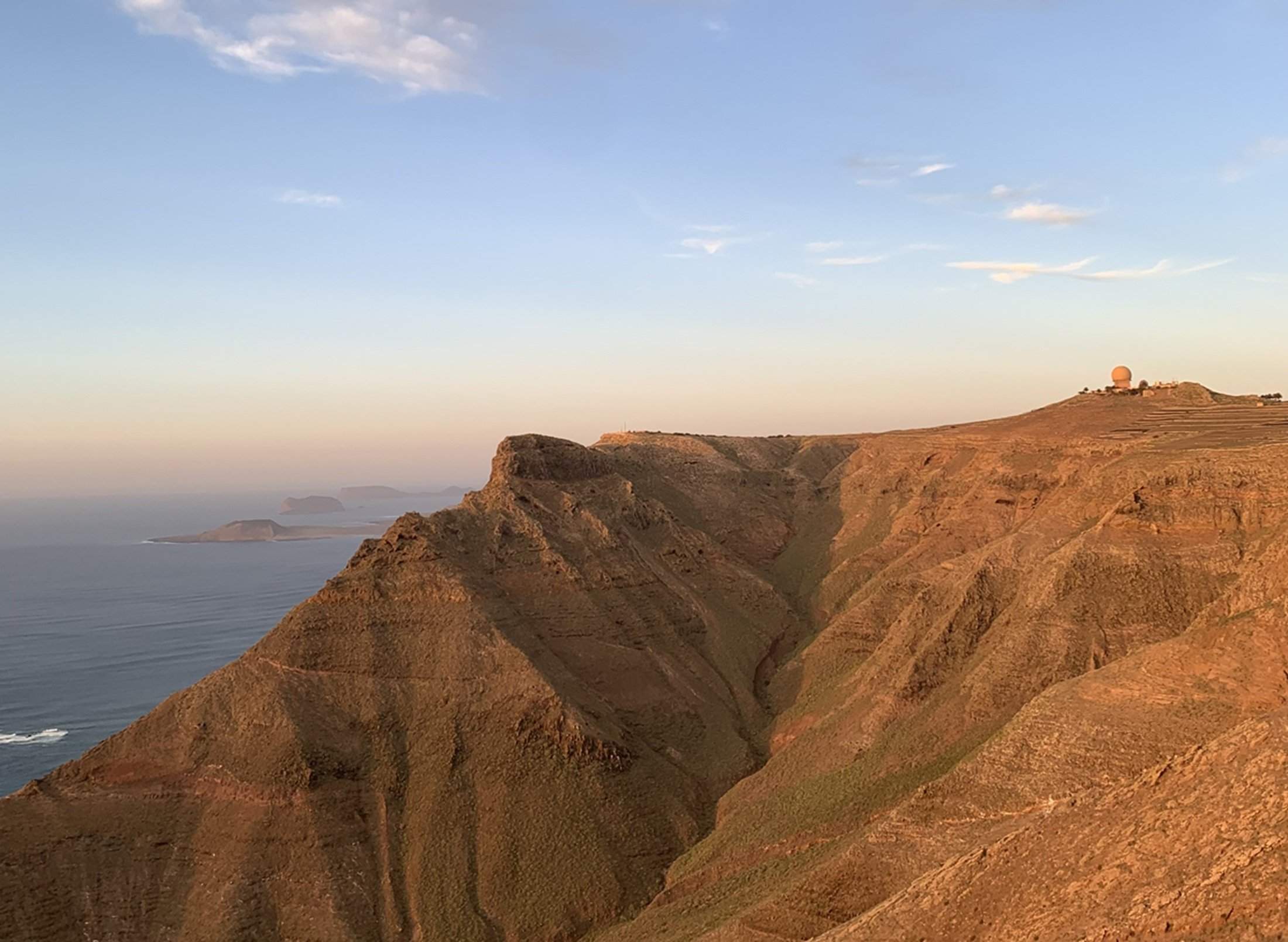 Imagen del Risco de Famara con el Archipiélago Chinijo al fondo. Foto: Michael Valdivia