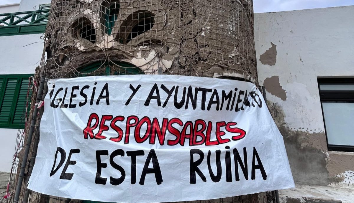 Una pancarta sobre la Casa Modernista de Caleta de Famara. Una pancarta sobre la Casa Modernista de Caleta de Famara.