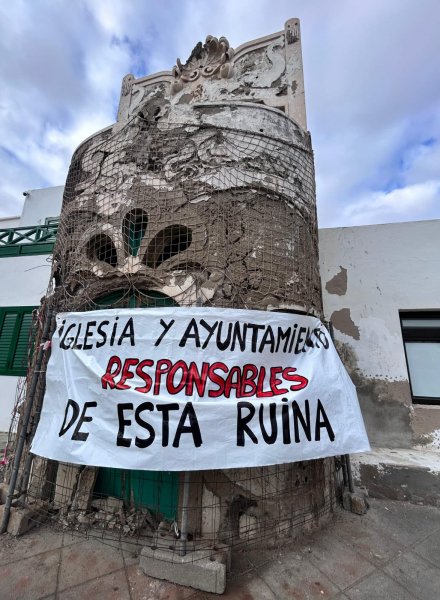 Una pancarta sobre la Casa Modernista de Caleta de Famara.