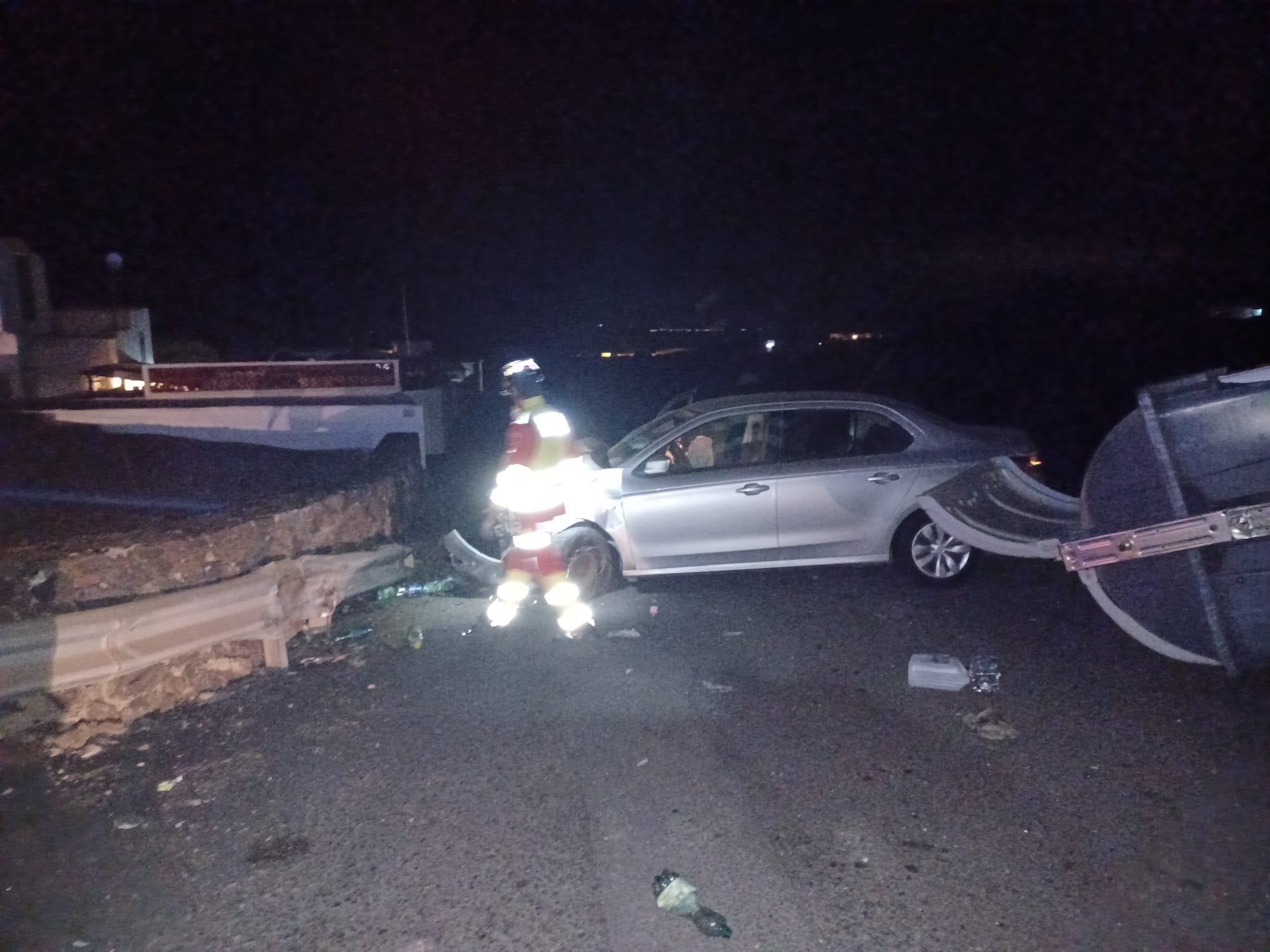 Choque de un vehículo contra varios contenedores en Tías.