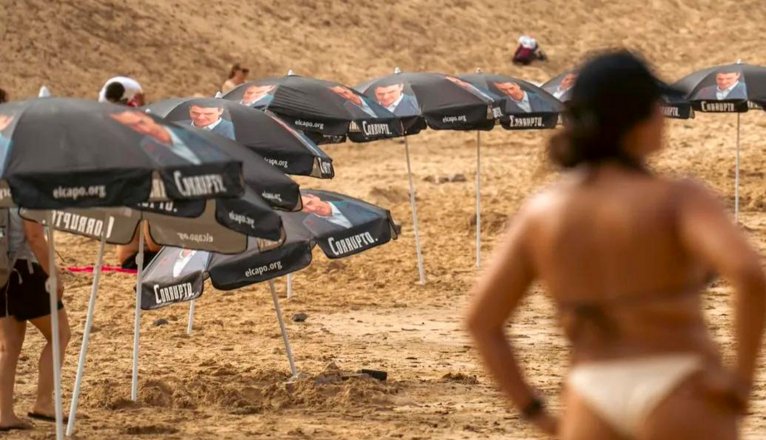 Sombrillas colocadas en la playa de Papagayo contra Pedro Sánchez. Foto: Hazte Oír. Sombrillas colocadas en la playa de Papagayo contra Pedro Sánchez. Foto: Hazte Oír.