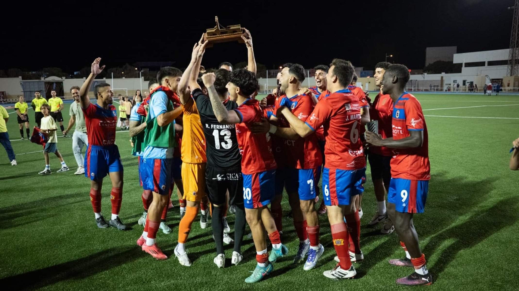 El equipo rojillo UD Lanzarote levanta el trofeo de ganador del Torneo de Fútbol San Ginès 2025 organizado por el Ayuntamiento de Arrecife