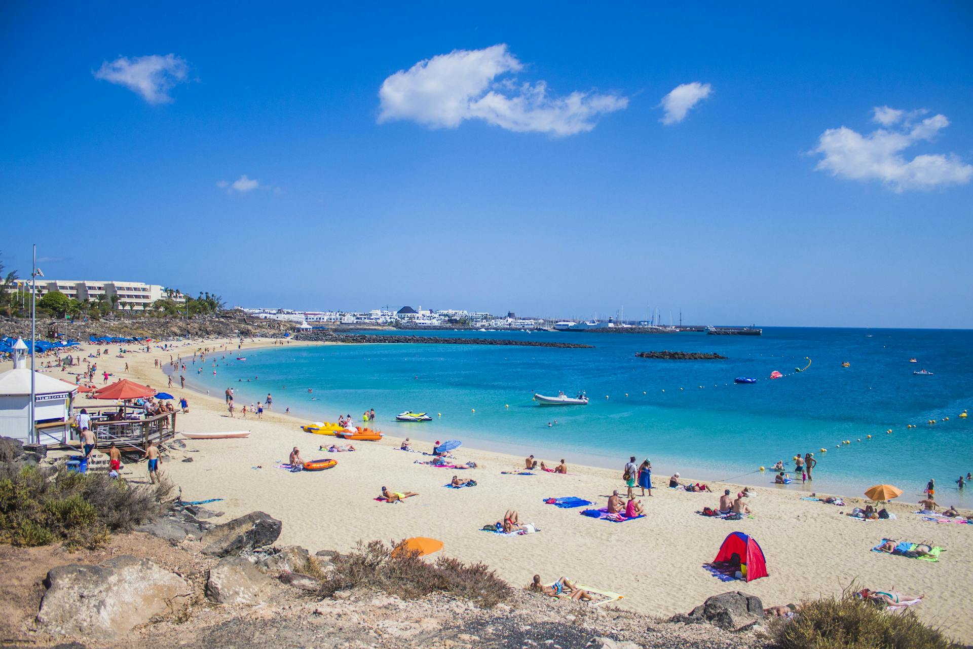 Playa de Lanzarote durante el verano