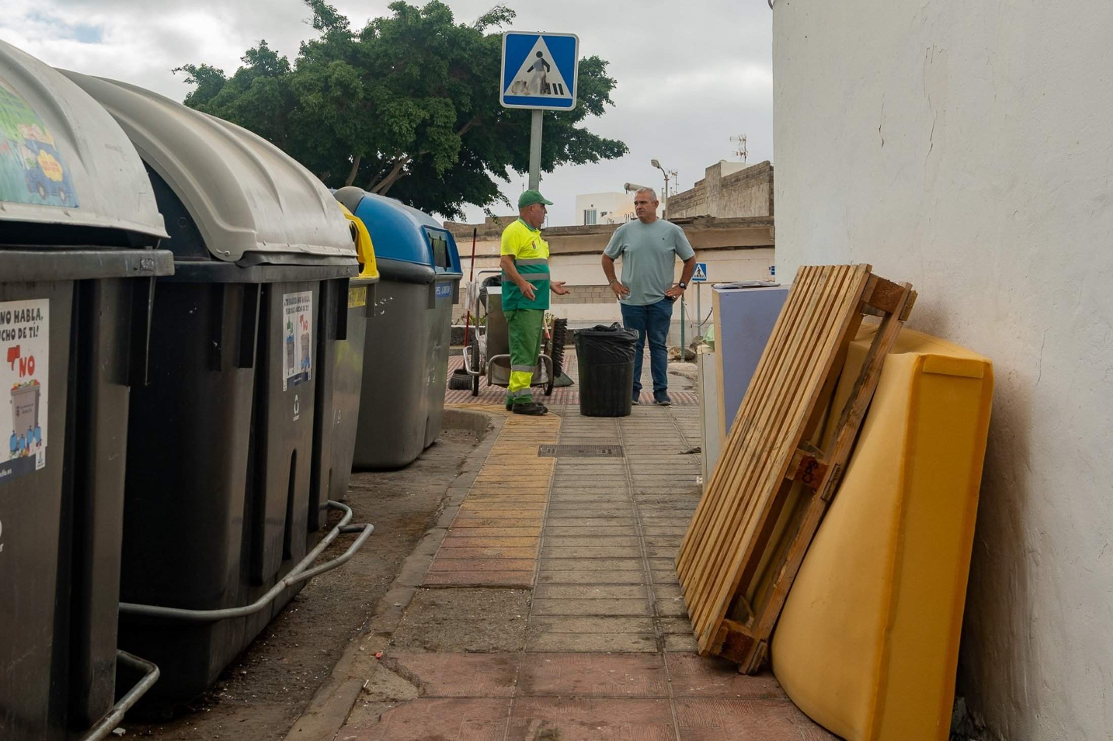 Jacobo Lemes en una imagen que se repite a diario en Arrecife