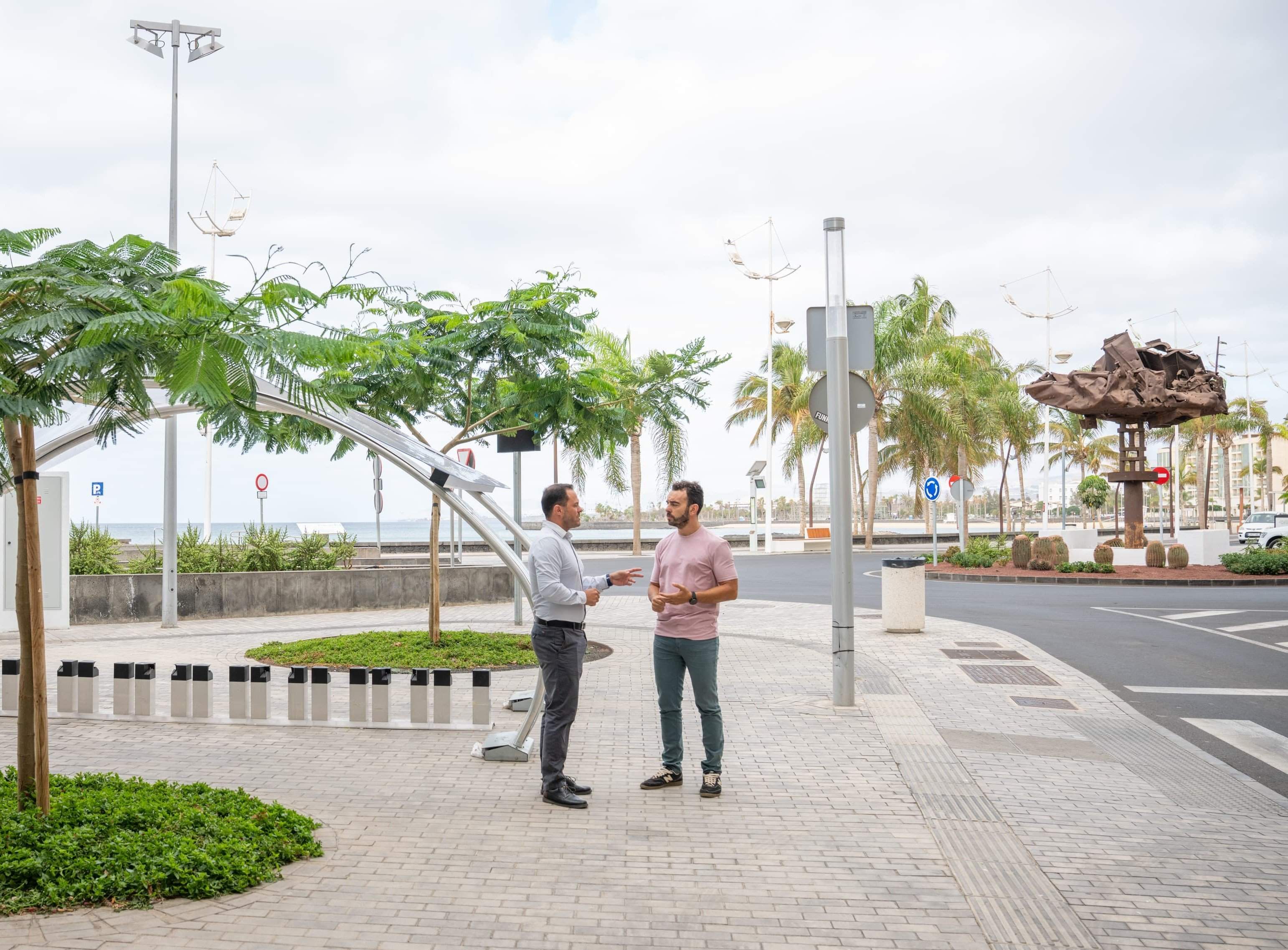 Yonathan de León y Mario González Altube en una de las nuevas estaciones de recargas que el Ayuntamiento despliega en la ciudad para las bicis eléctricas 