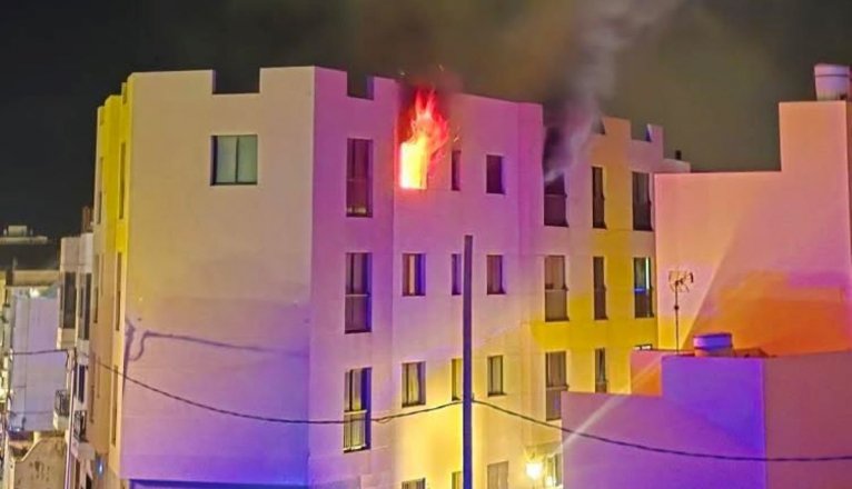 Incendio en un inmueble de Arrecife este miércoles. Incendio en un inmueble de Arrecife este miércoles.