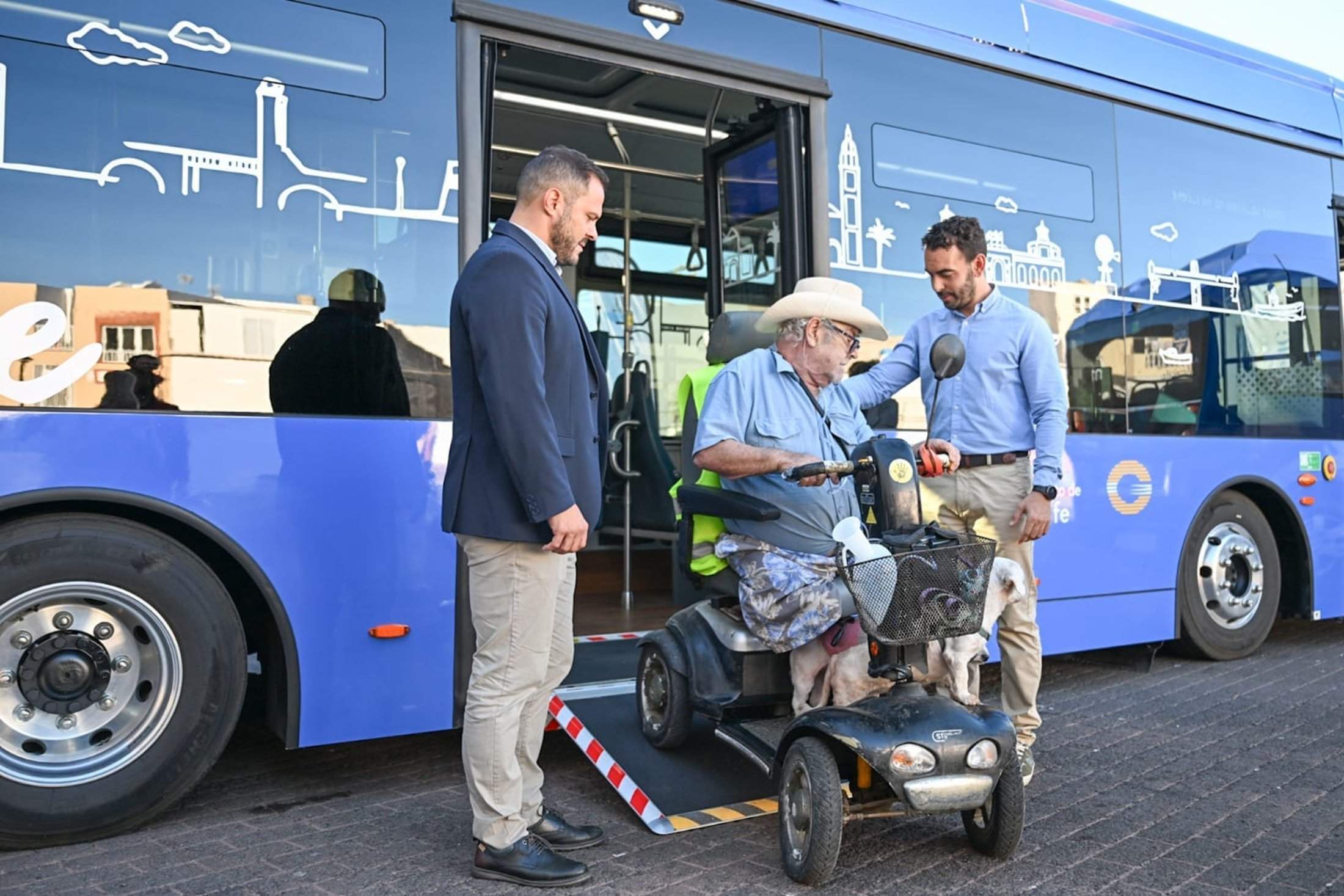 Todas las nuevas guaguas que adquiere el Ayuntamiento de Arrecife son accesibles