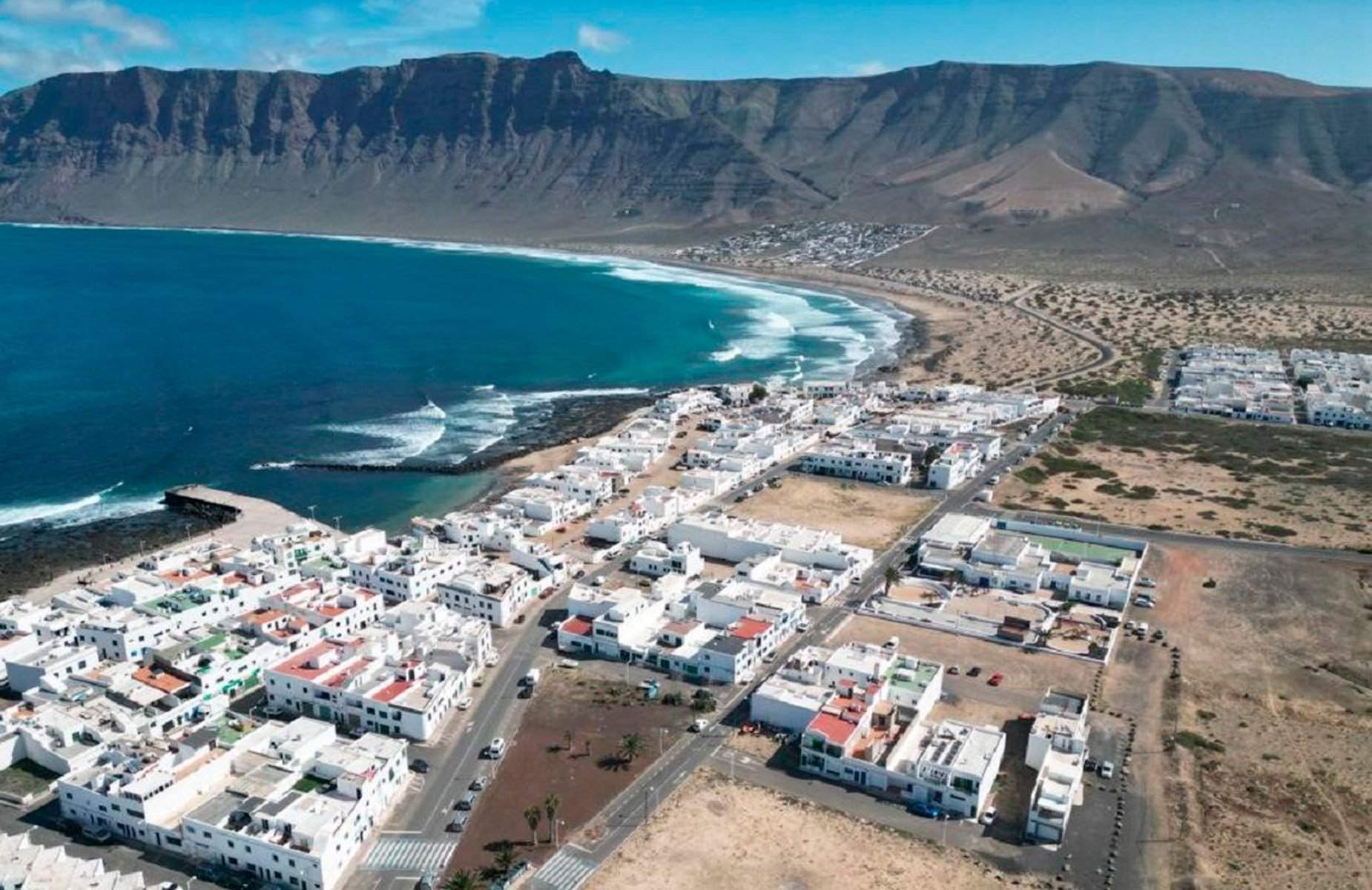 Vista aérea del pueblo de Caleta de Famara.