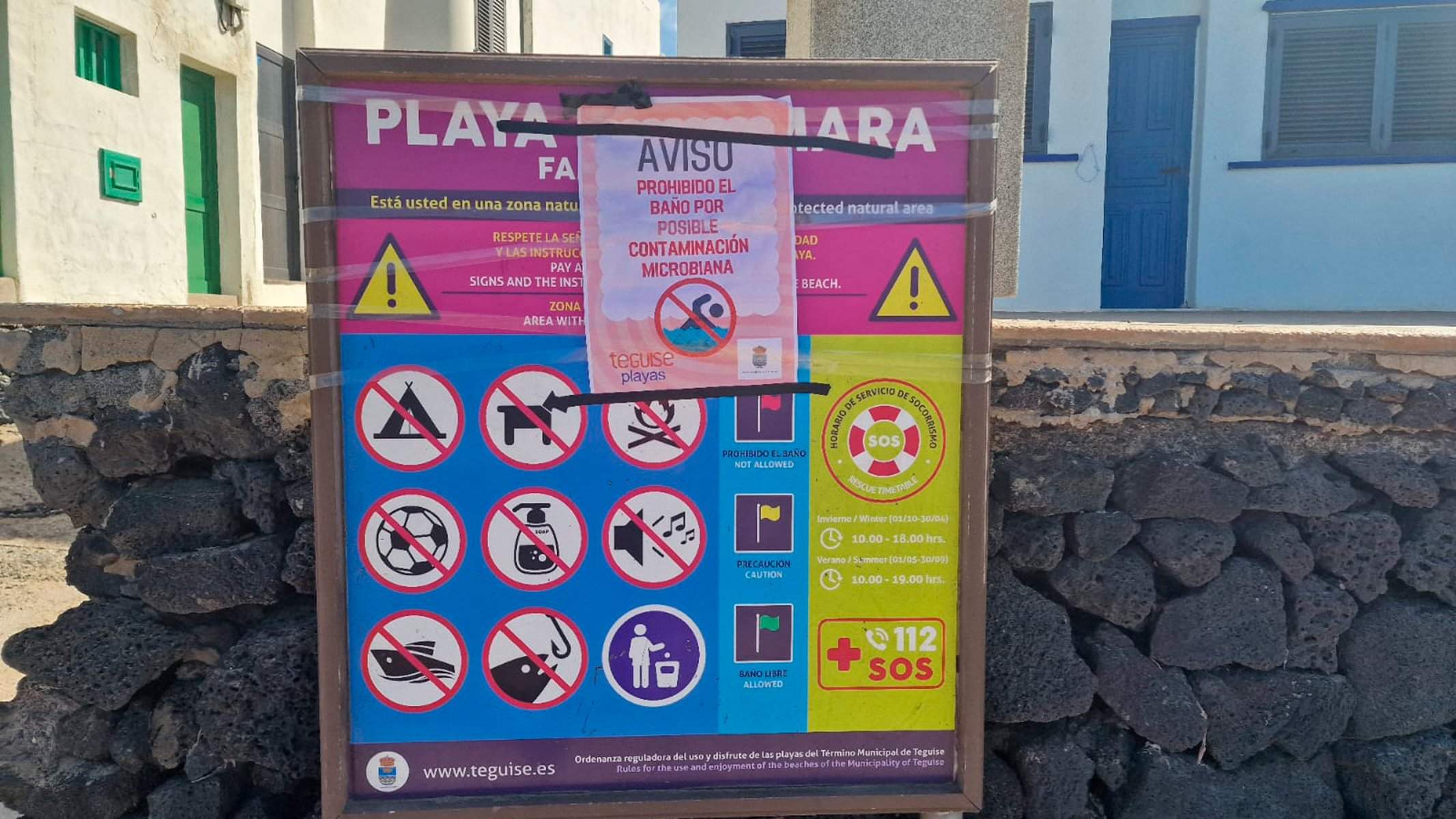 Prohibido el baño en la playa del pueblo de Caleta de Famara.