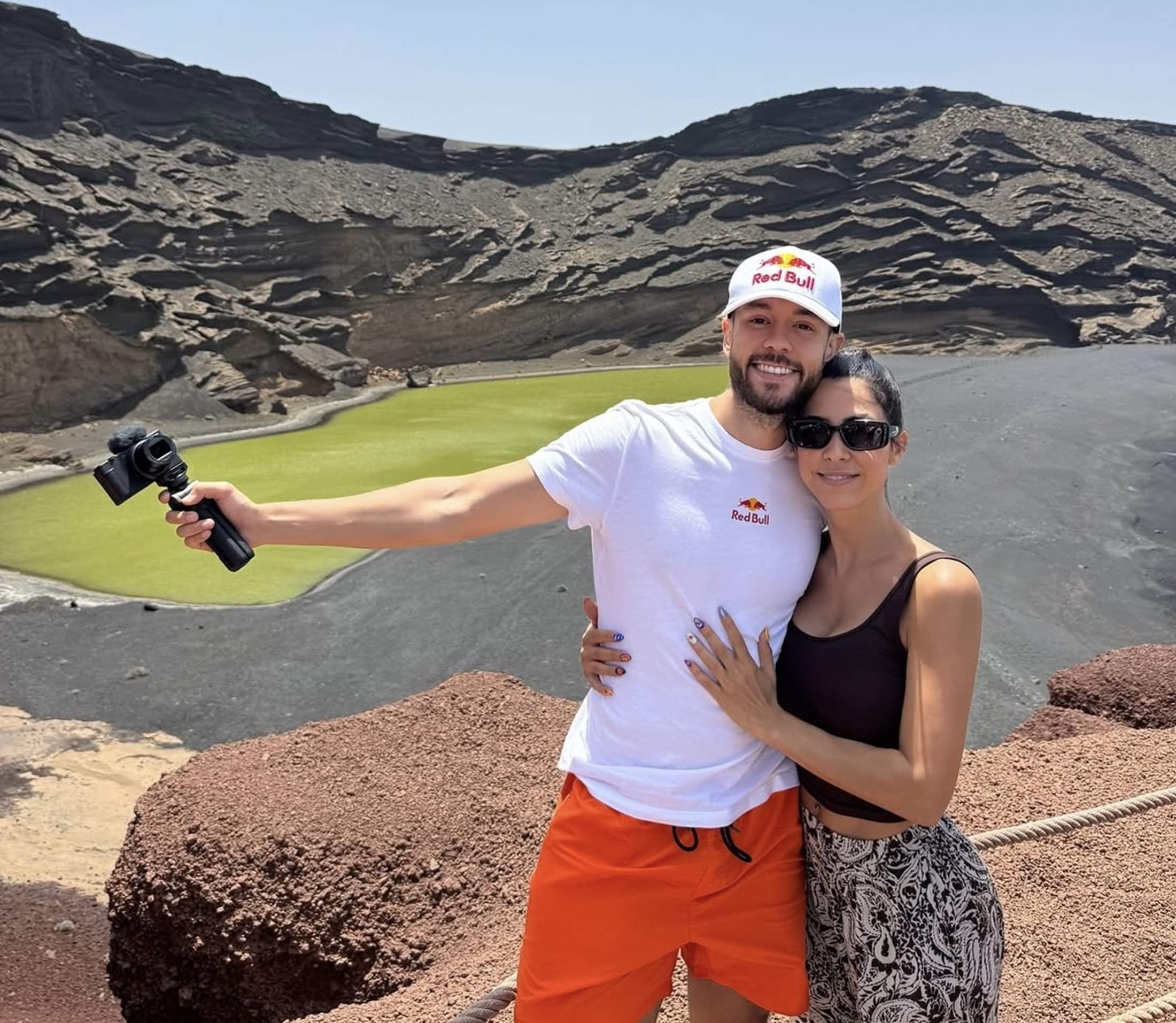 TheGrefg junto a su pareja en el Lago de los Clicos