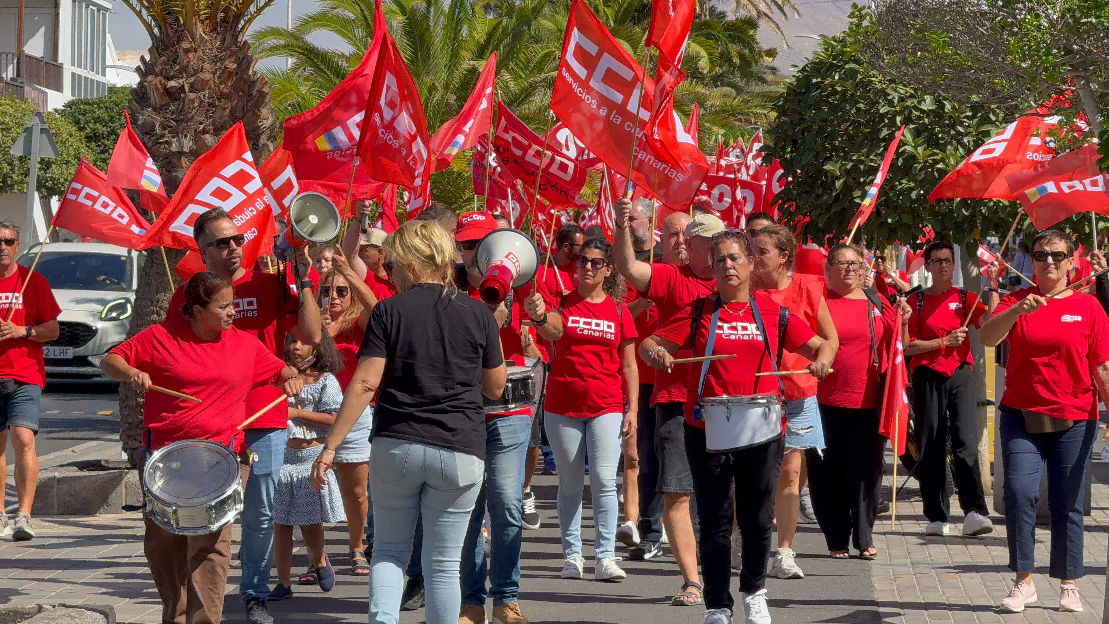 Decenas de trabajadores movilizándose por un nuevo convenio de comercio. Foto: CCOO.