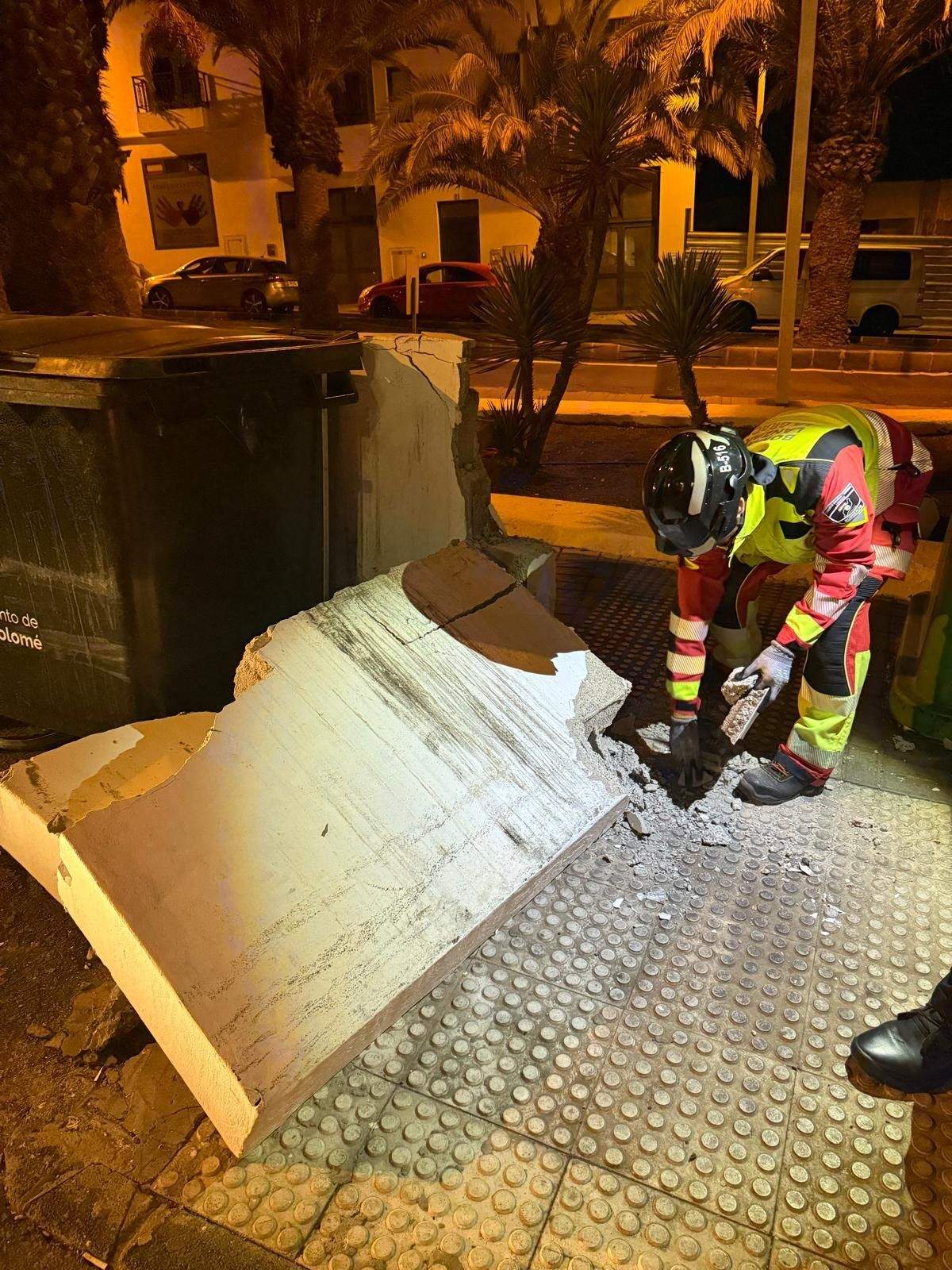 Una guagua impacta contra un muro en San Bartolomé