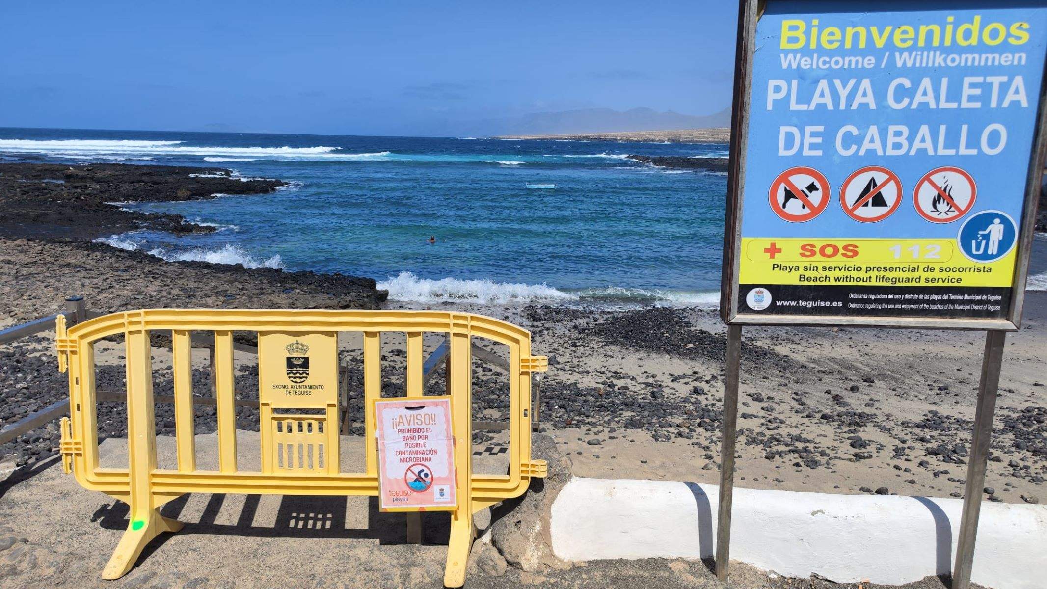Teguise prohíbe el baño en Caleta de Caballo por contaminación microbiana