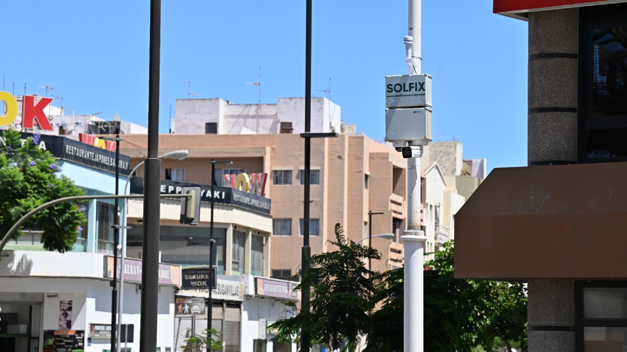 Sensores para medir la calidad del aire instalado por el Ayuntamiento de Arrecife. Zona Ecobulevar Manolo Millares, Colegio Antonio Zerolo y IES Las Salinas 