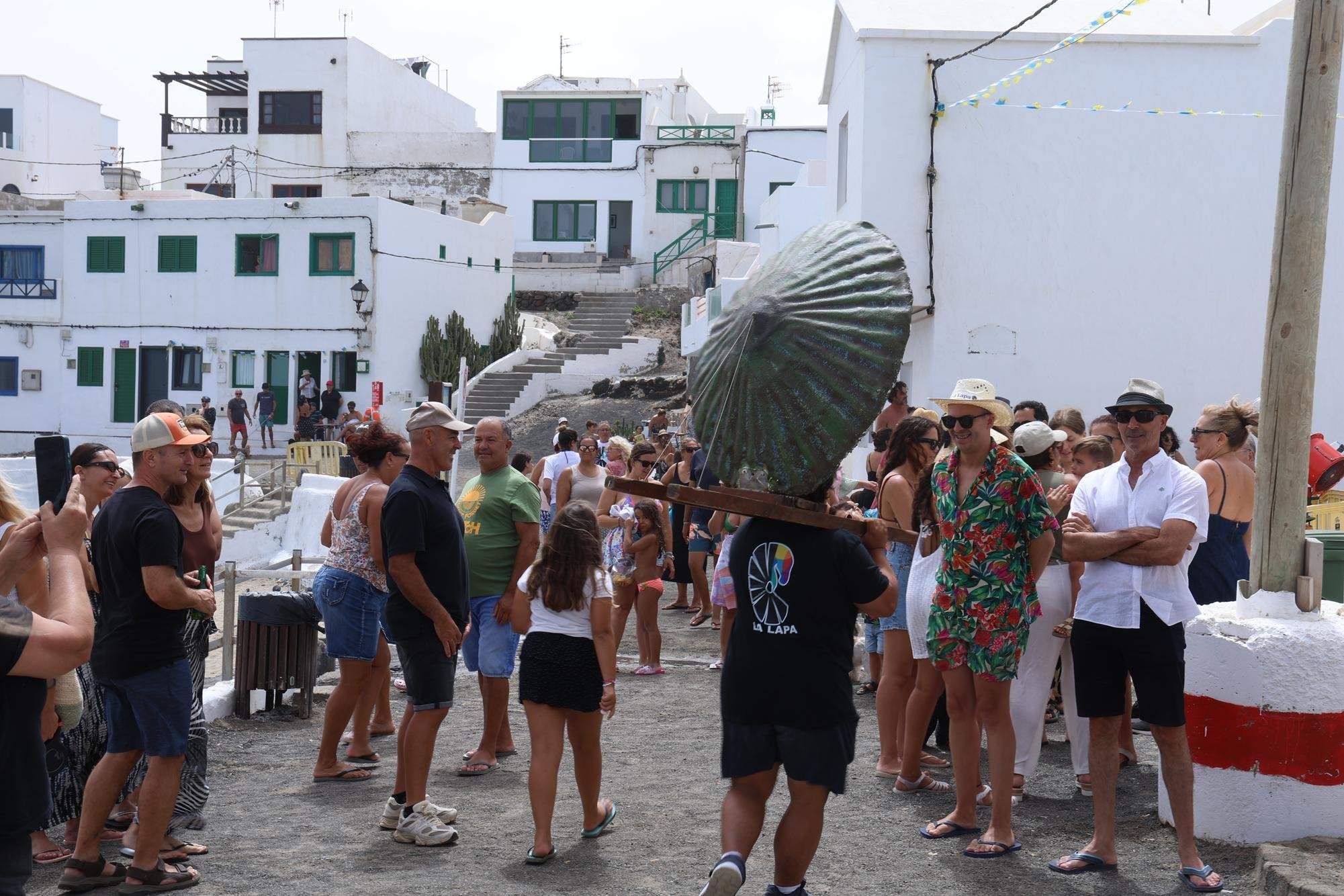 Procesión marítima y fiesta de espuma en La Lapa 2025.