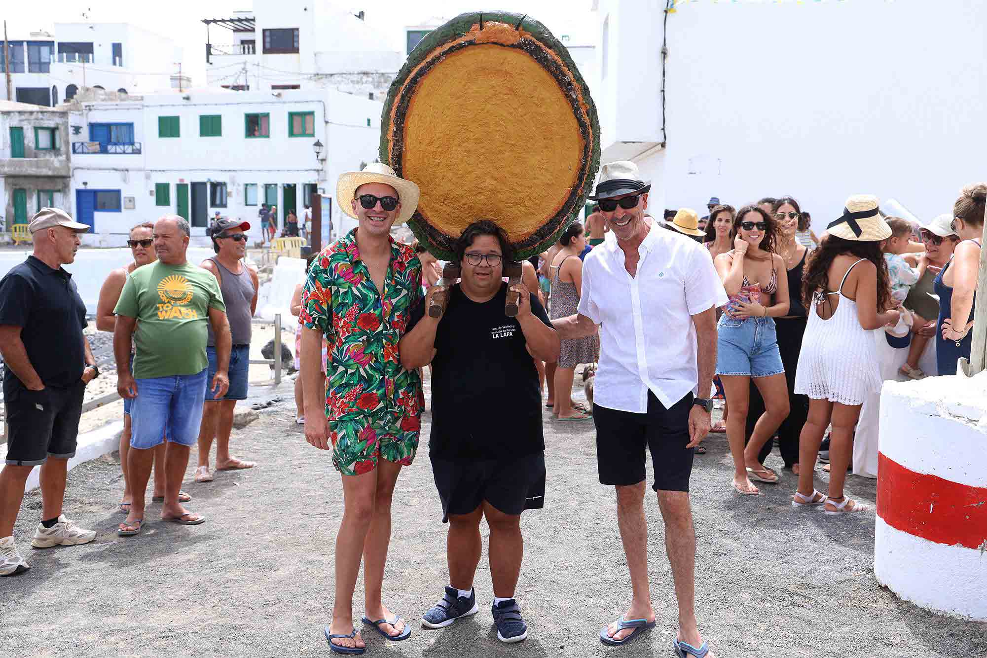 Procesión marítima y fiesta de espuma en La Lapa 2025.