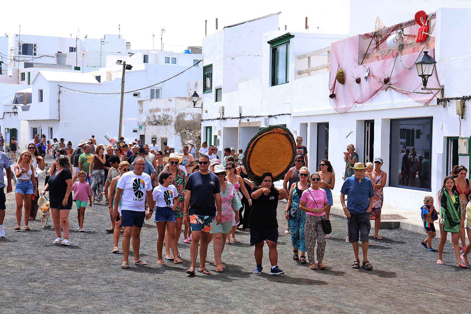 Procesión marítima y fiesta de espuma en La Lapa 2025.
