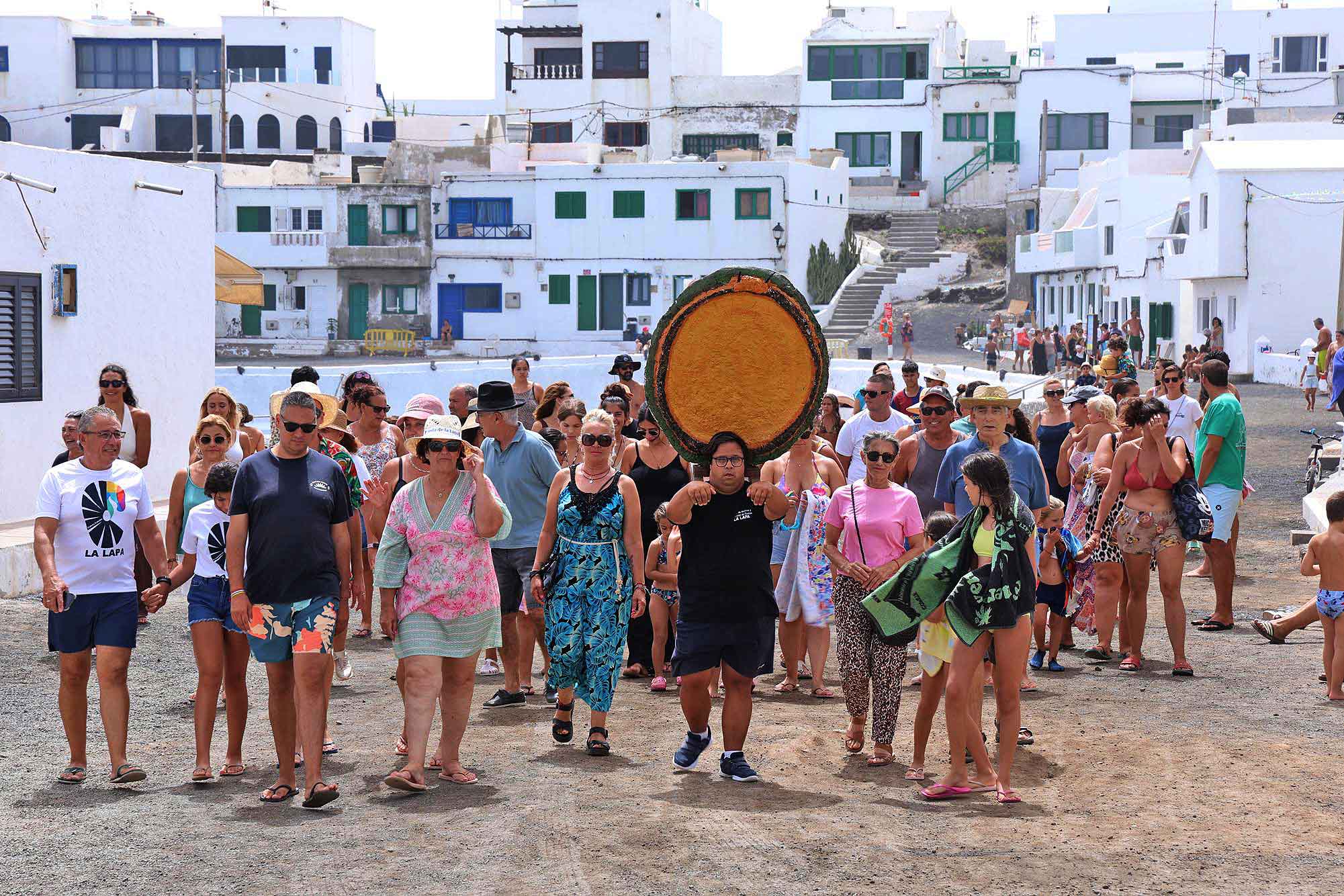 Procesión marítima y fiesta de espuma en La Lapa 2025.