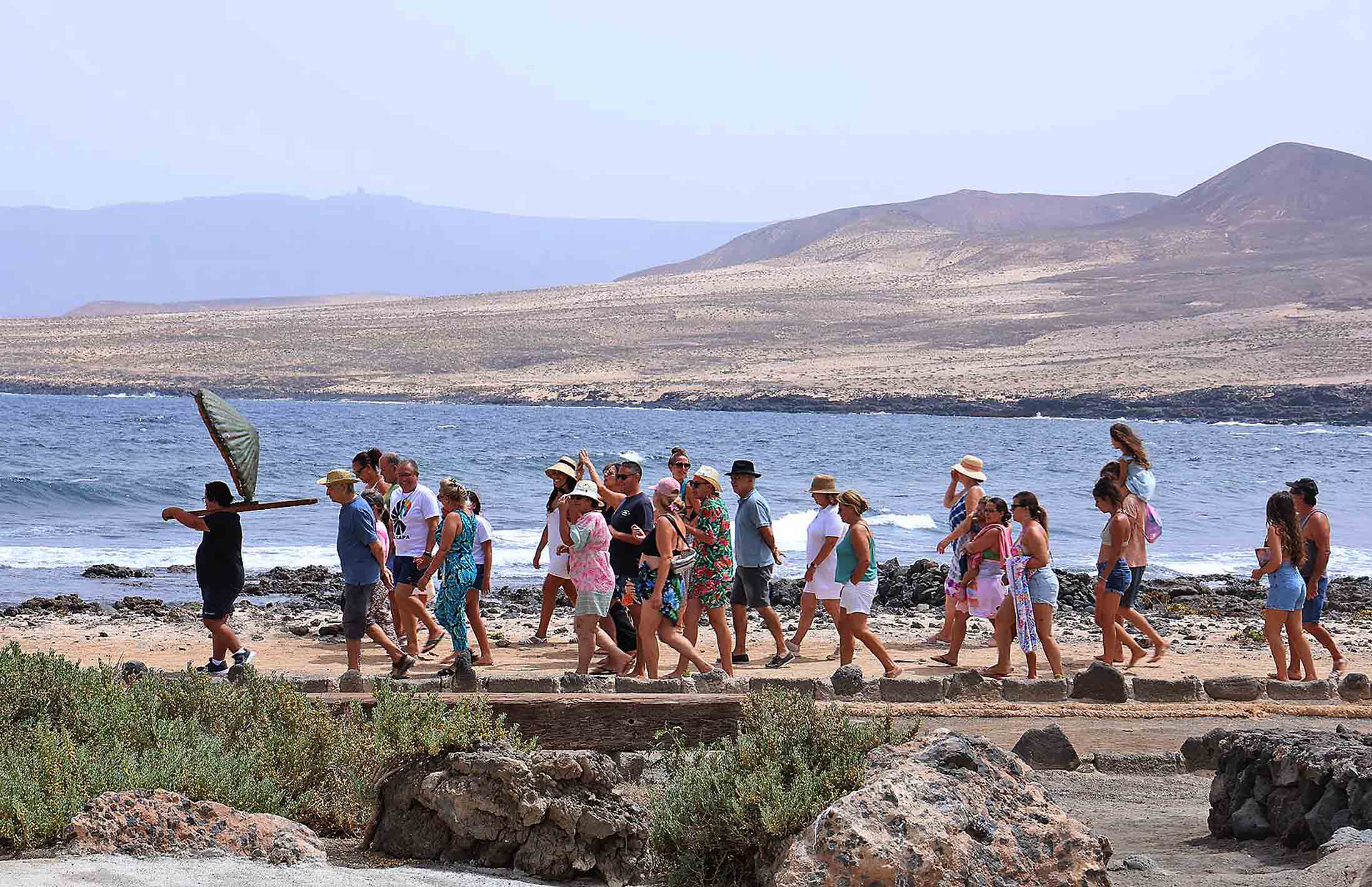 Procesión marítima y fiesta de espuma en La Lapa 2025.