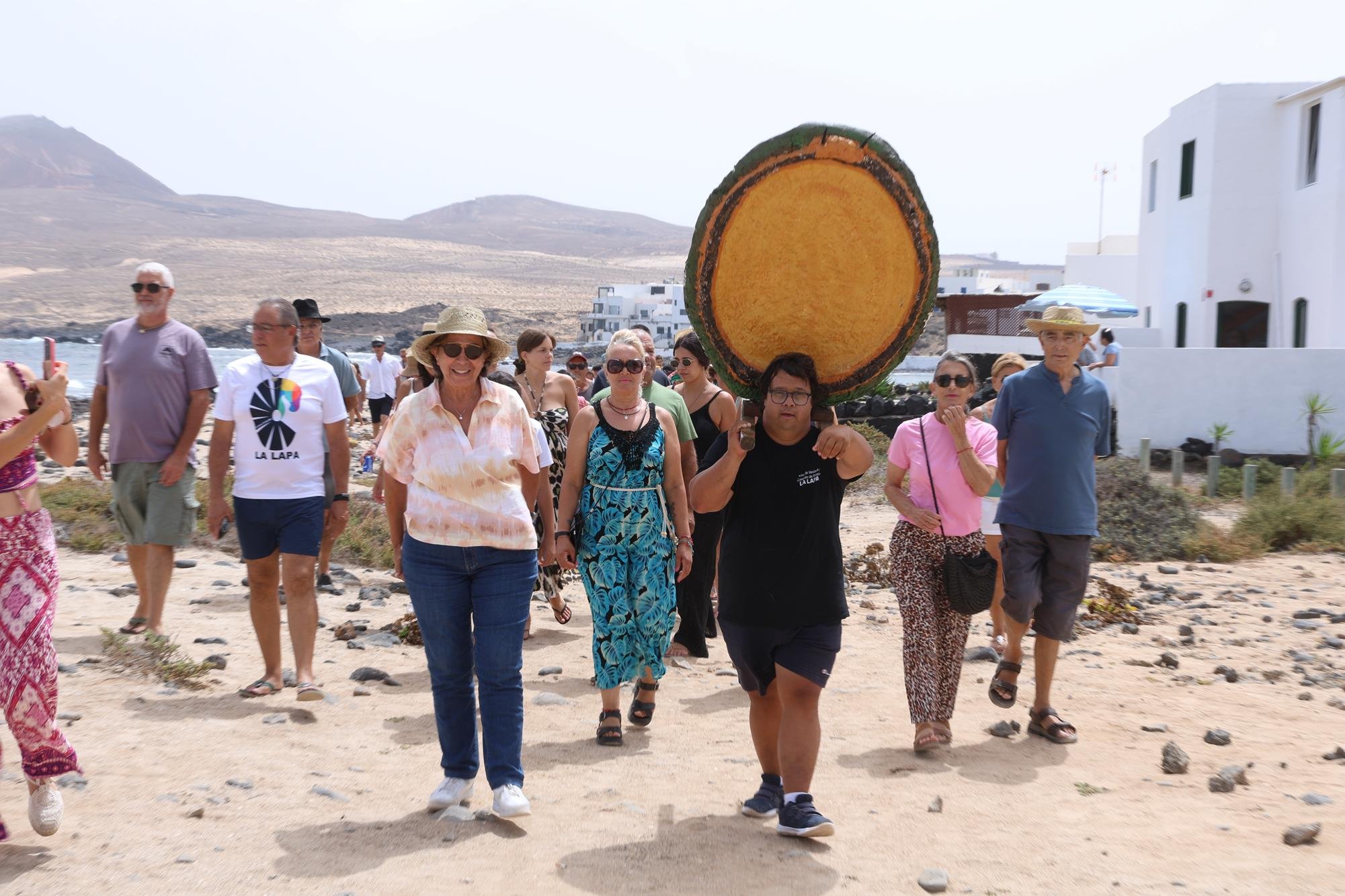 Procesión marítima y fiesta de espuma en La Lapa 2025.