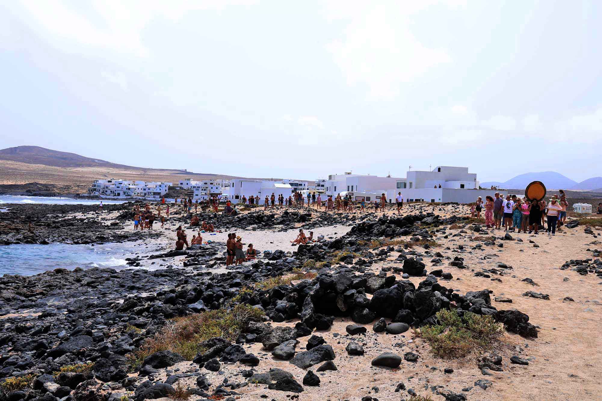 Procesión marítima y fiesta de espuma en La Lapa 2025.