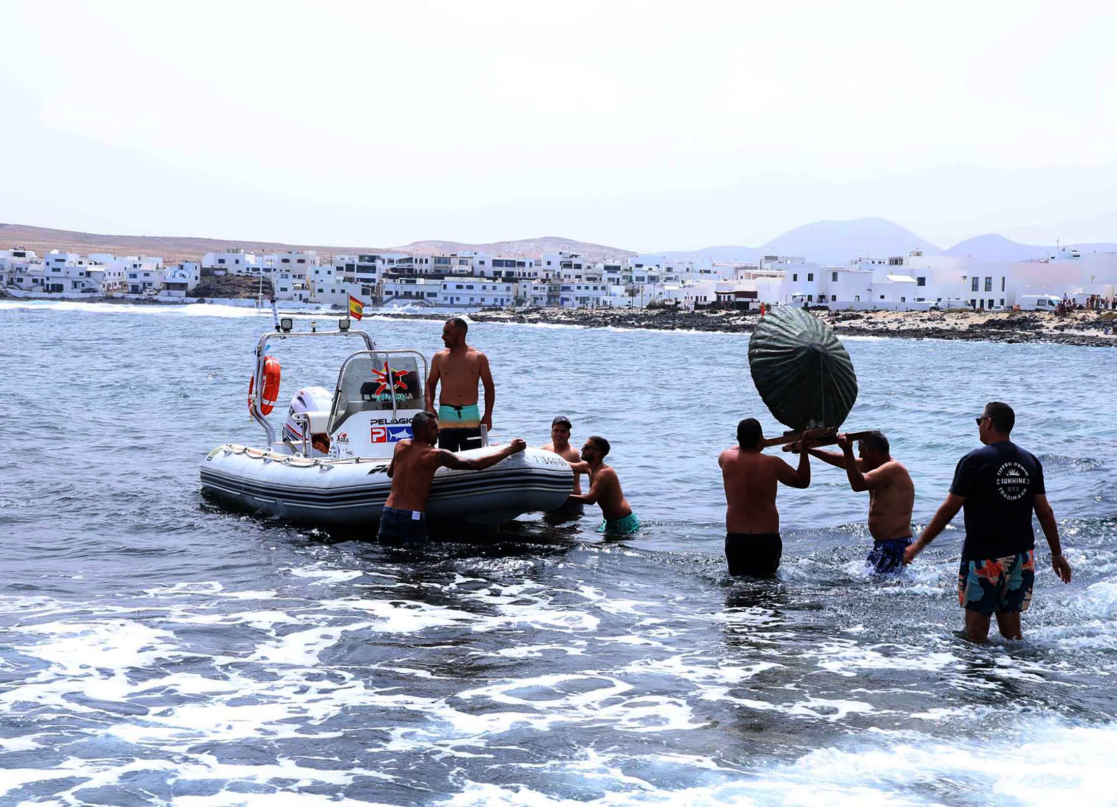 Procesión marítima y fiesta de espuma en La Lapa 2025.