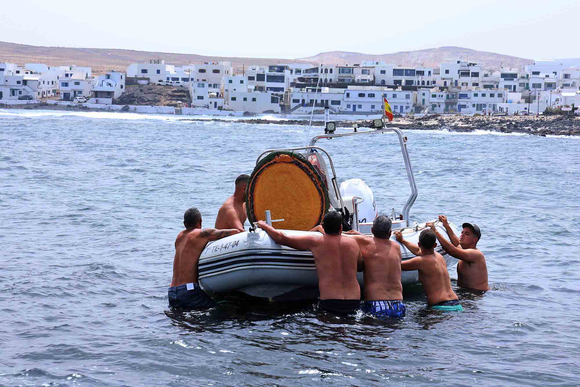 Procesión marítima y fiesta de espuma en La Lapa 2025.