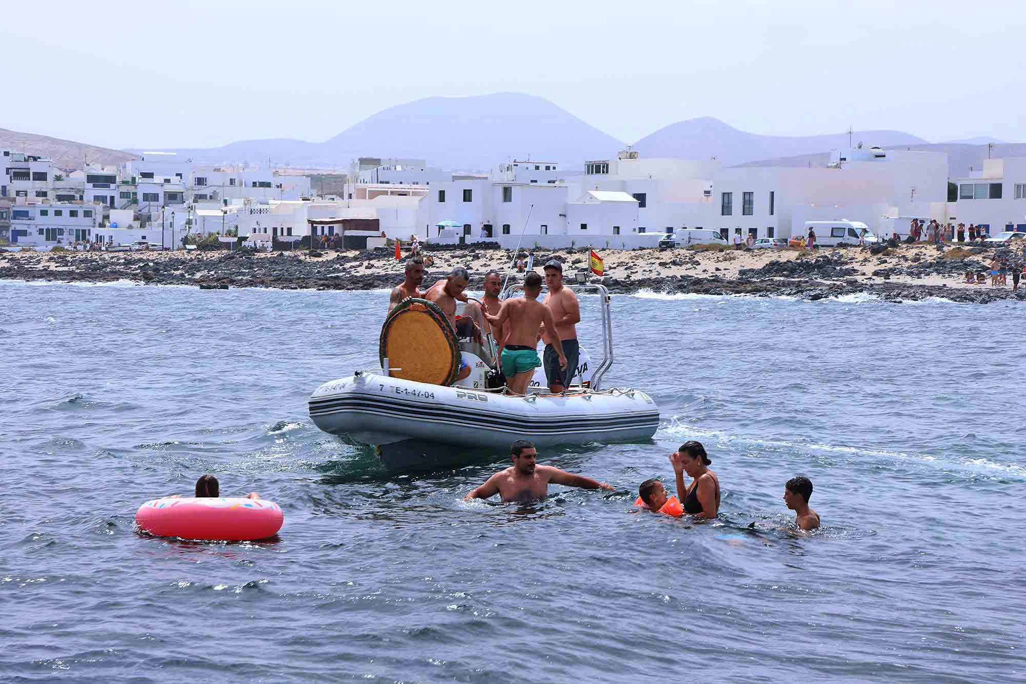 Procesión marítima y fiesta de espuma en La Lapa 2025.
