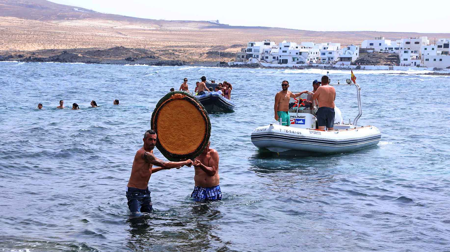 Procesión marítima y fiesta de espuma en La Lapa 2025.