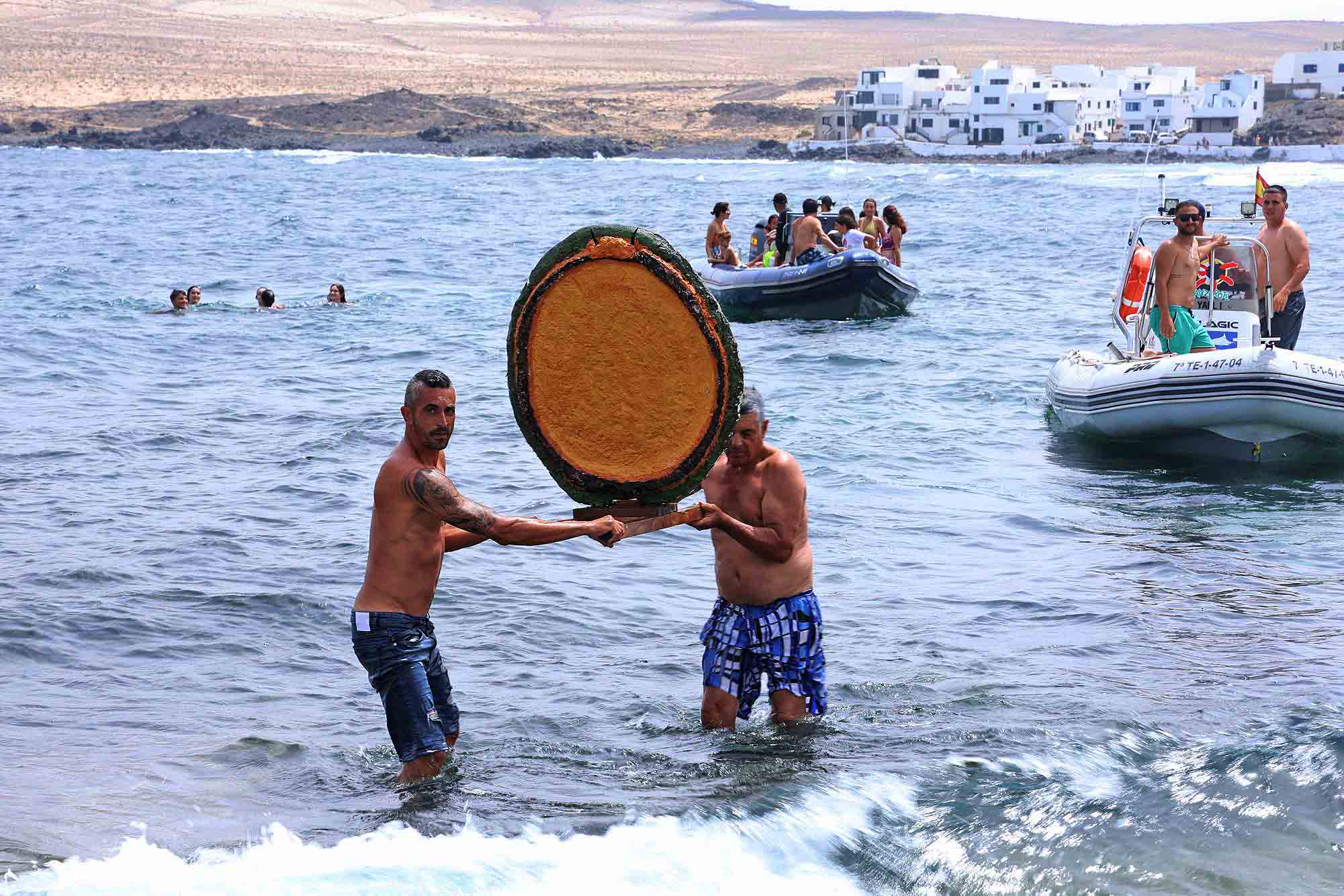 Procesión marítima y fiesta de espuma en La Lapa 2025.