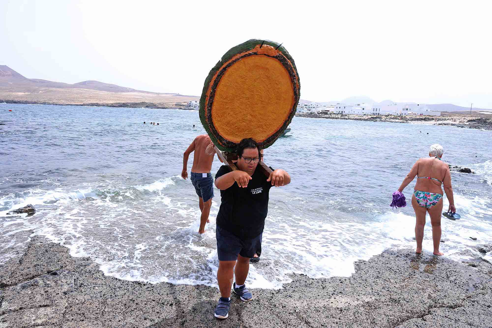 Procesión marítima y fiesta de espuma en La Lapa 2025.