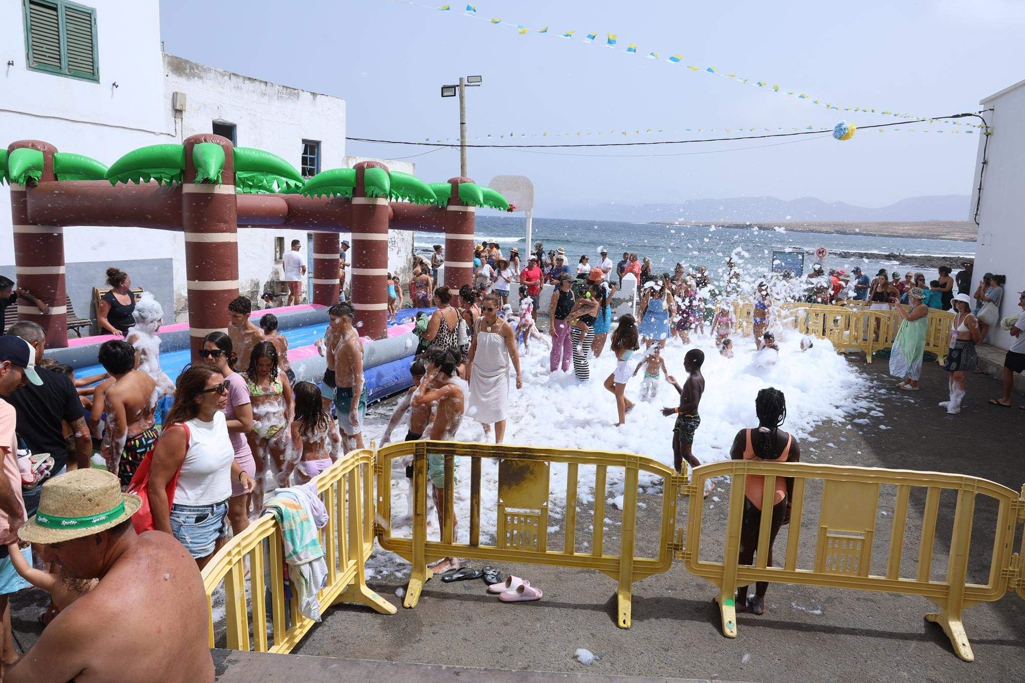 Procesión marítima y fiesta de espuma en La Lapa 2025.