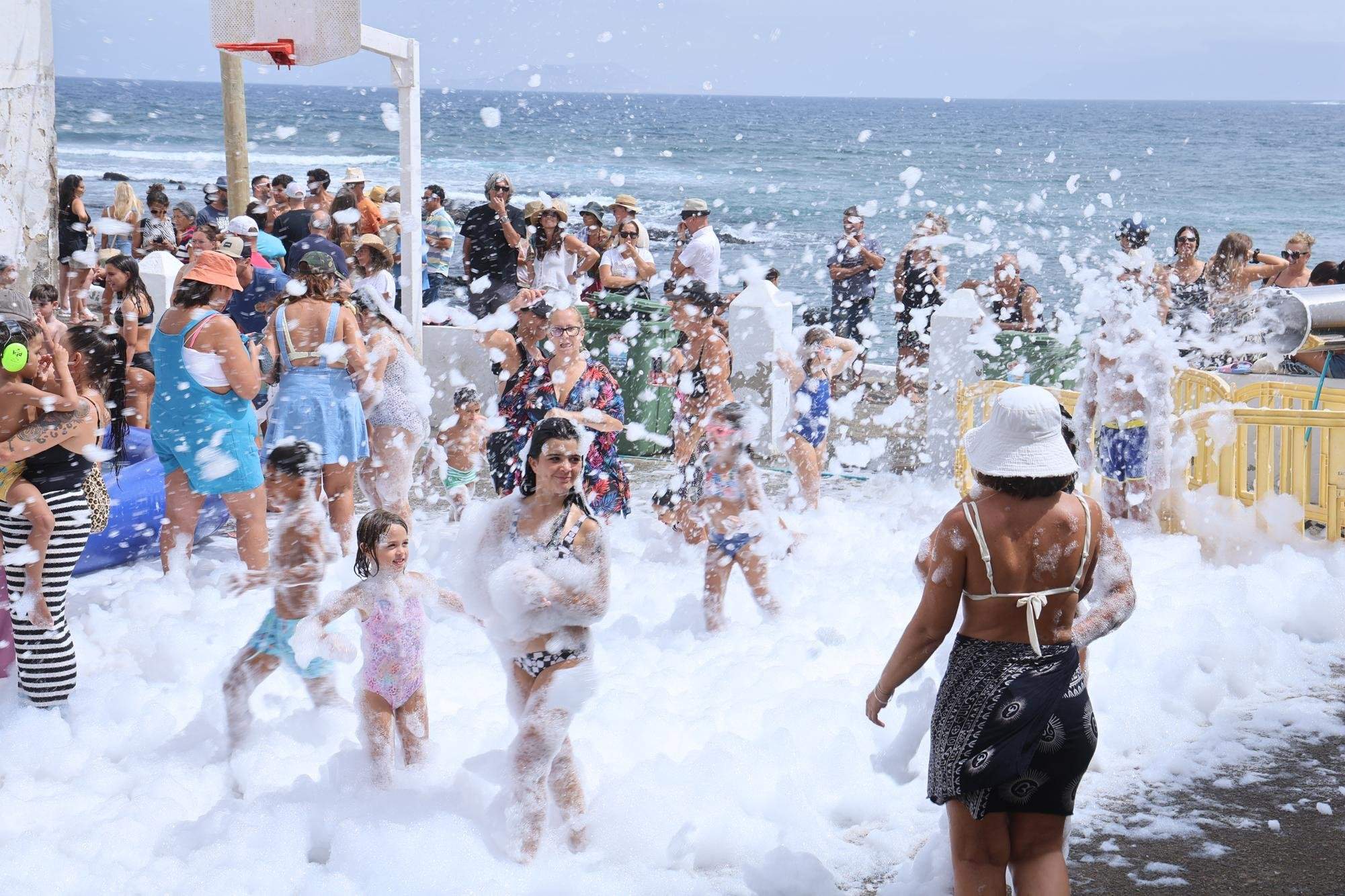 Procesión marítima y fiesta de espuma en La Lapa 2025.