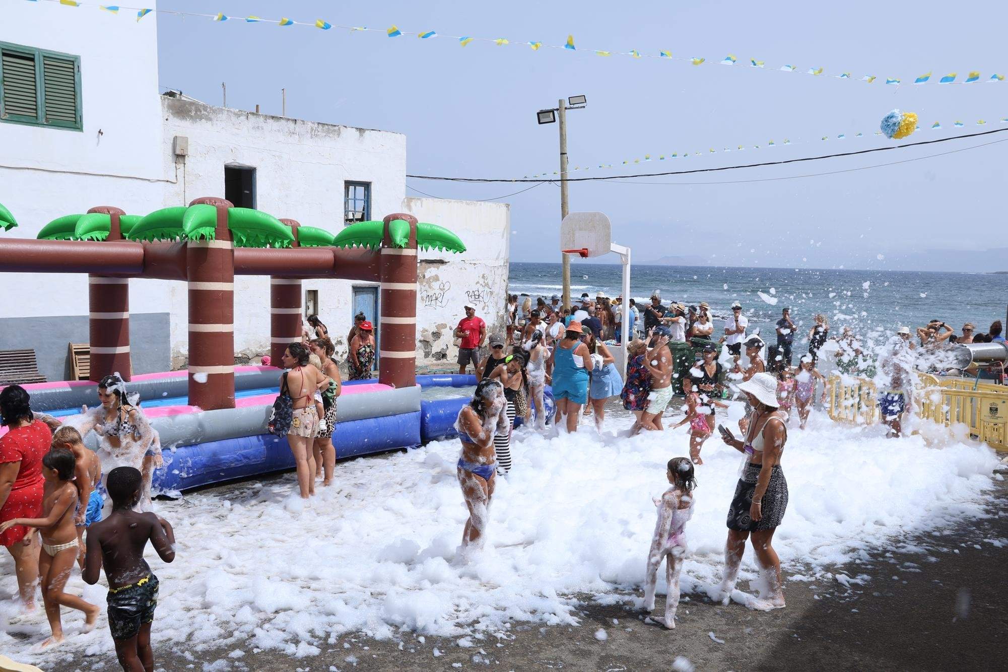 Procesión marítima y fiesta de espuma en La Lapa 2025.