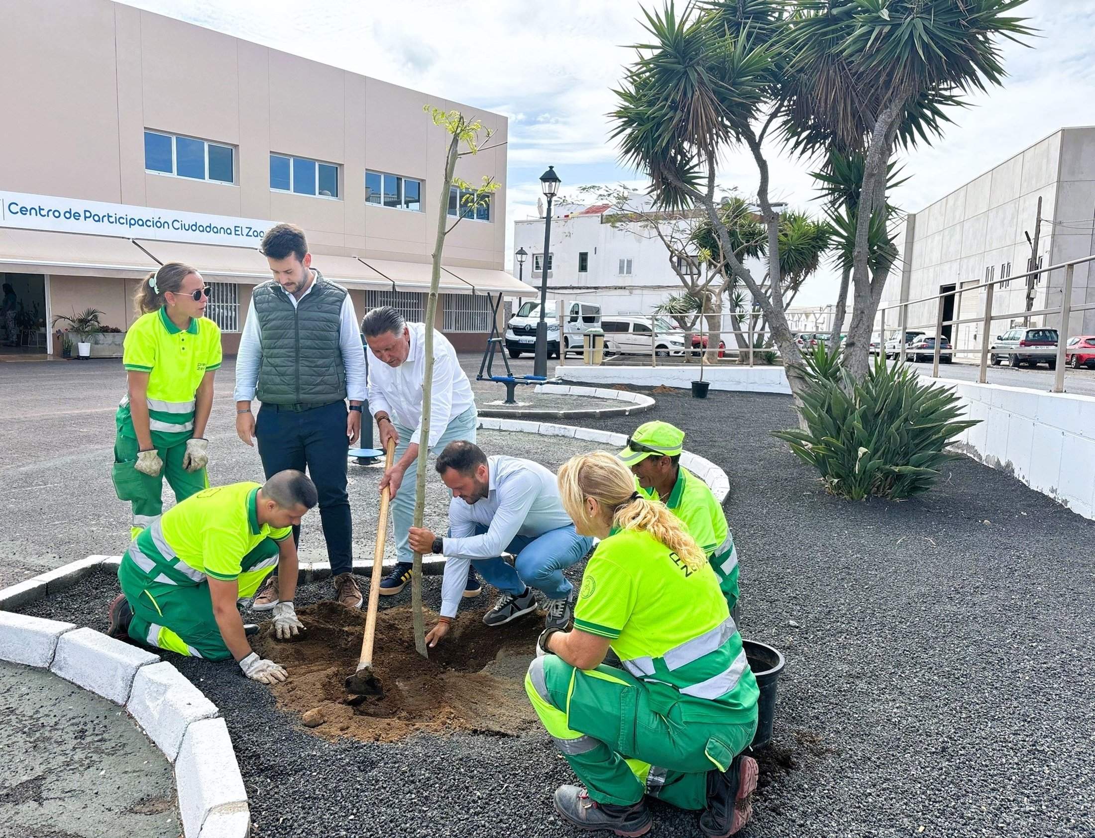 El alcalde de Arrecife, Yonathan de León, y el concejal de Parques y Jardines, Roberto Herbón, en una plantación de nuevos árboles