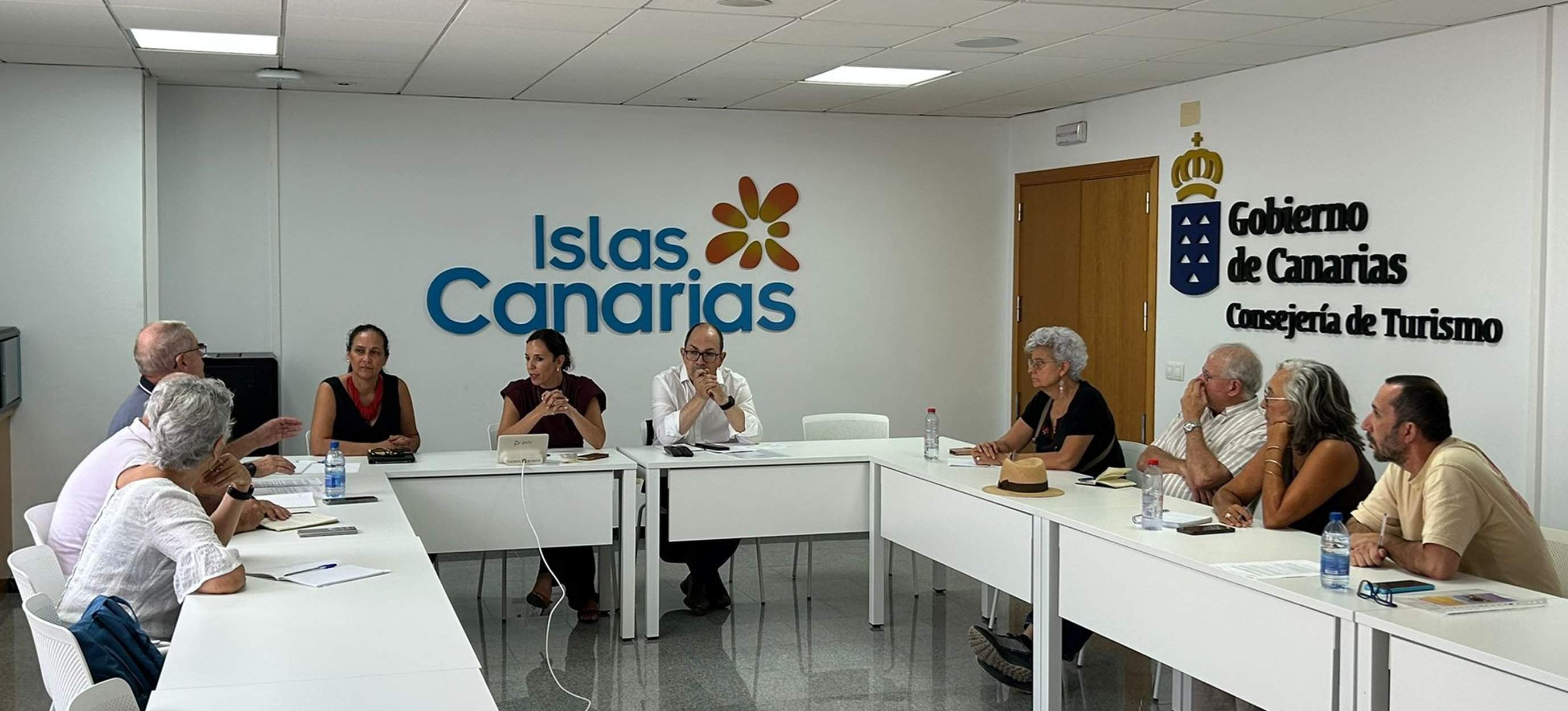 Reunión de la consejera de Turismo y Empleo, Jessica de León con representantes de VIVACO