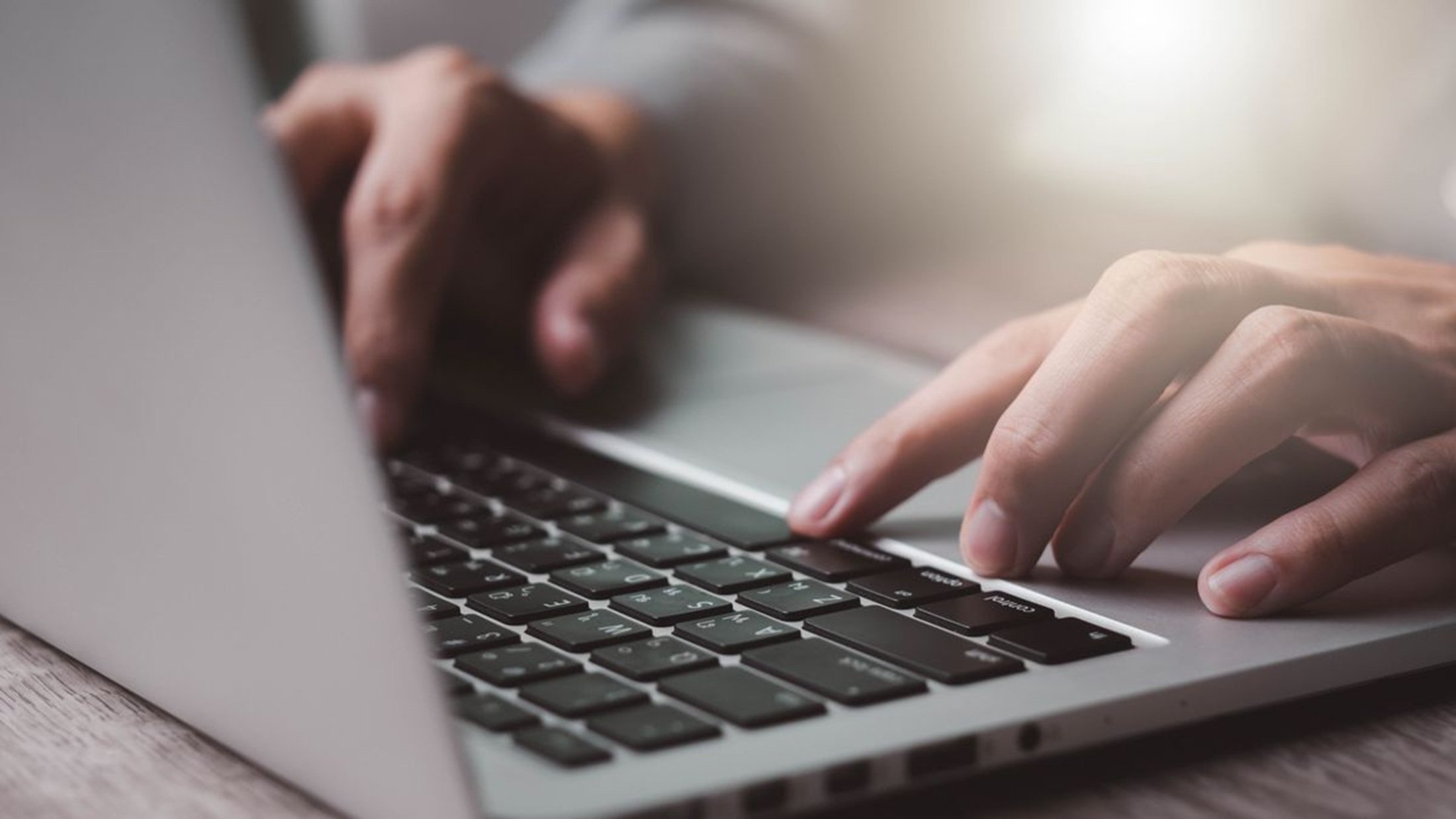 Persona con un ordenador