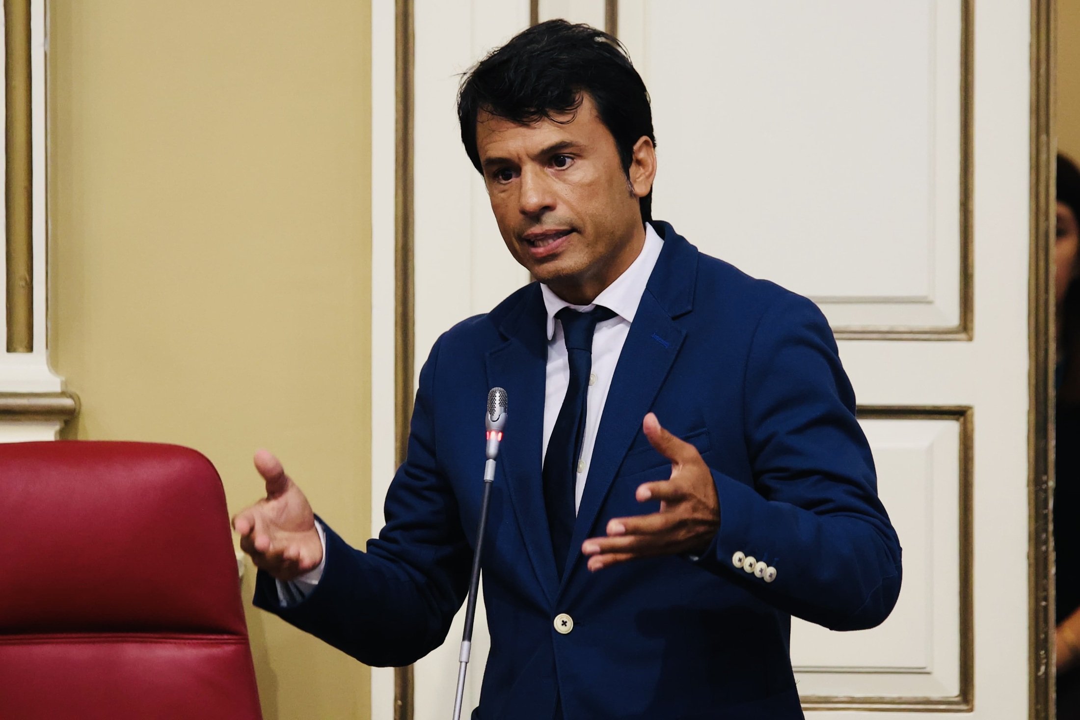 Marcos Bergaz, diputado del PSOE, durante su intervención en el pleno celebrado este martes