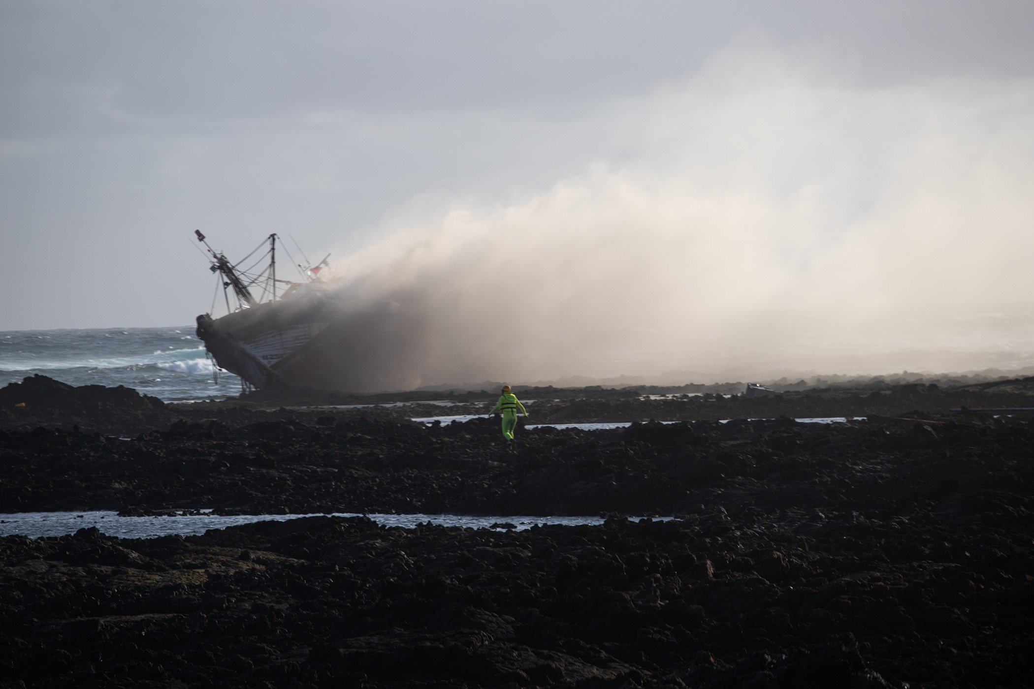 Un atunero ardiendo tras quedarse encallado en Órzola. Foto: Andrea Domínguez.