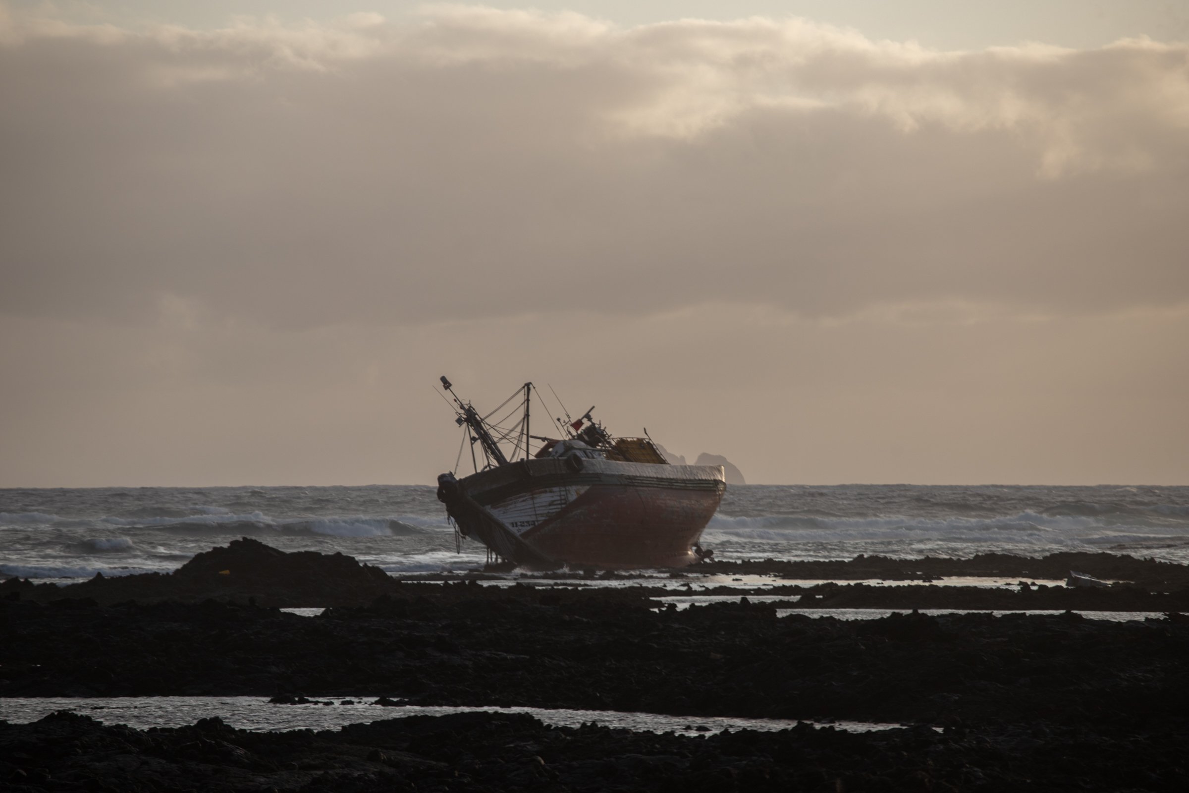Atunero encallado en Órzola. Fotos: Andrea Domínguez. Atunero encallado en Órzola. Fotos: Andrea Domínguez.