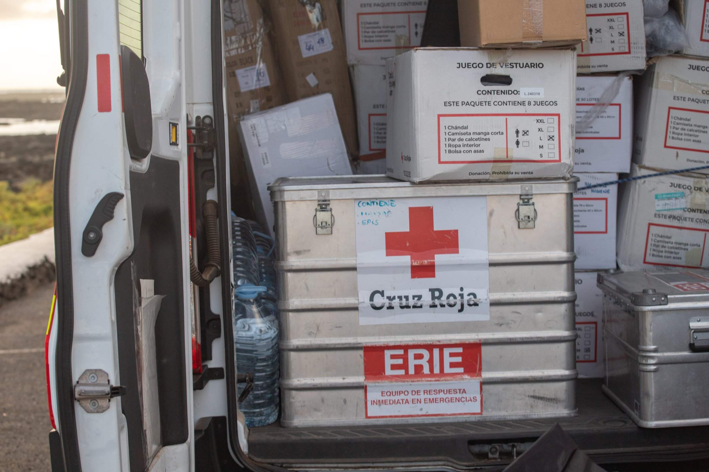 Atunero encallado en Órzola. Fotos: Andrea Domínguez. Atunero encallado en Órzola. Fotos: Andrea Domínguez.