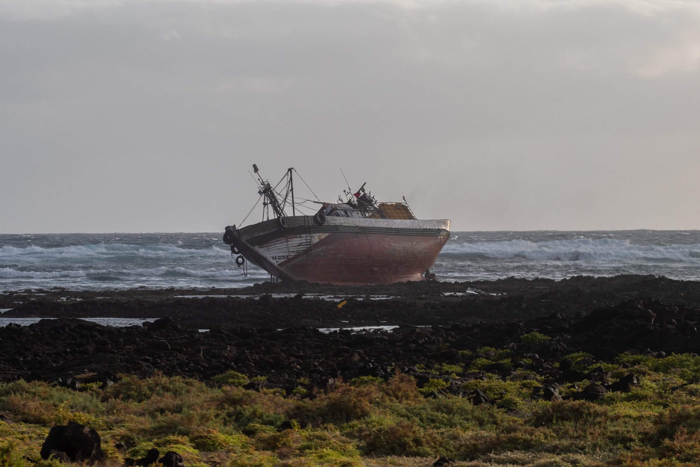 Atunero encallado en Órzola. Fotos: Andrea Domínguez. Atunero encallado en Órzola. Fotos: Andrea Domínguez.