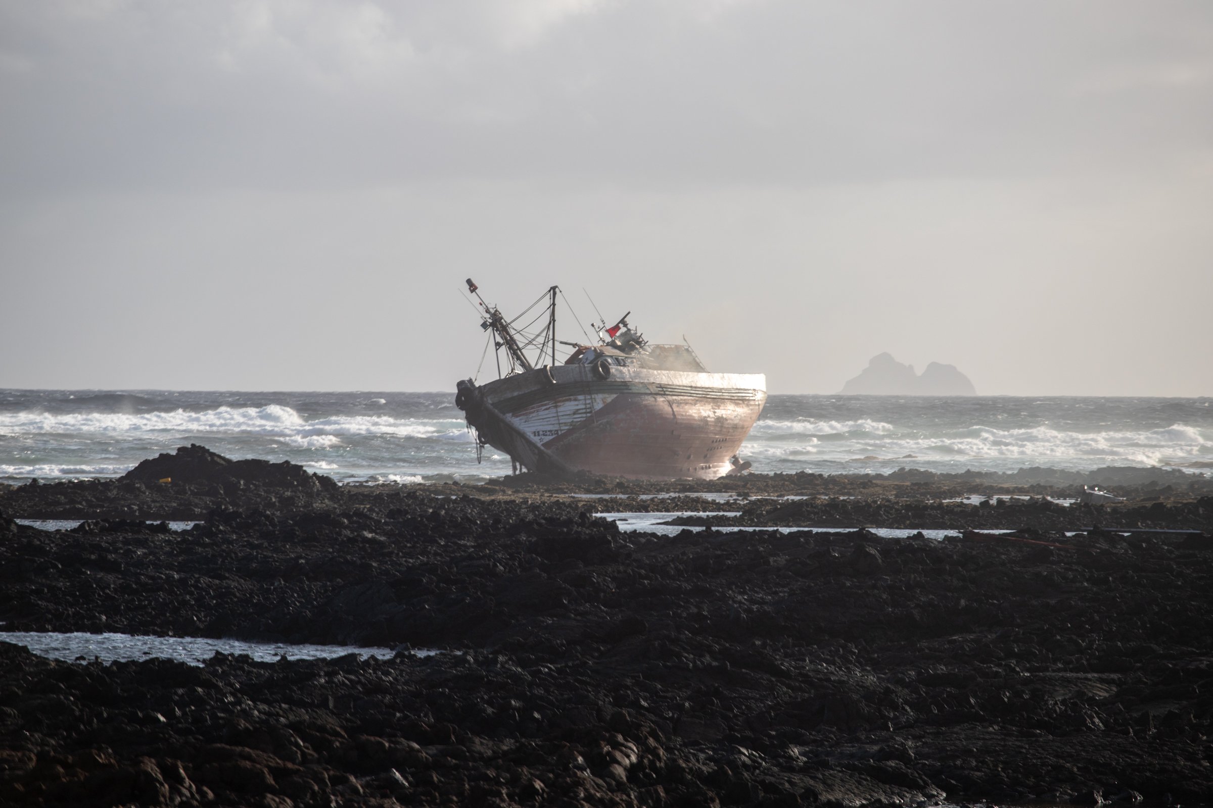Atunero encallado en Órzola. Fotos: Andrea Domínguez. Atunero encallado en Órzola. Fotos: Andrea Domínguez.