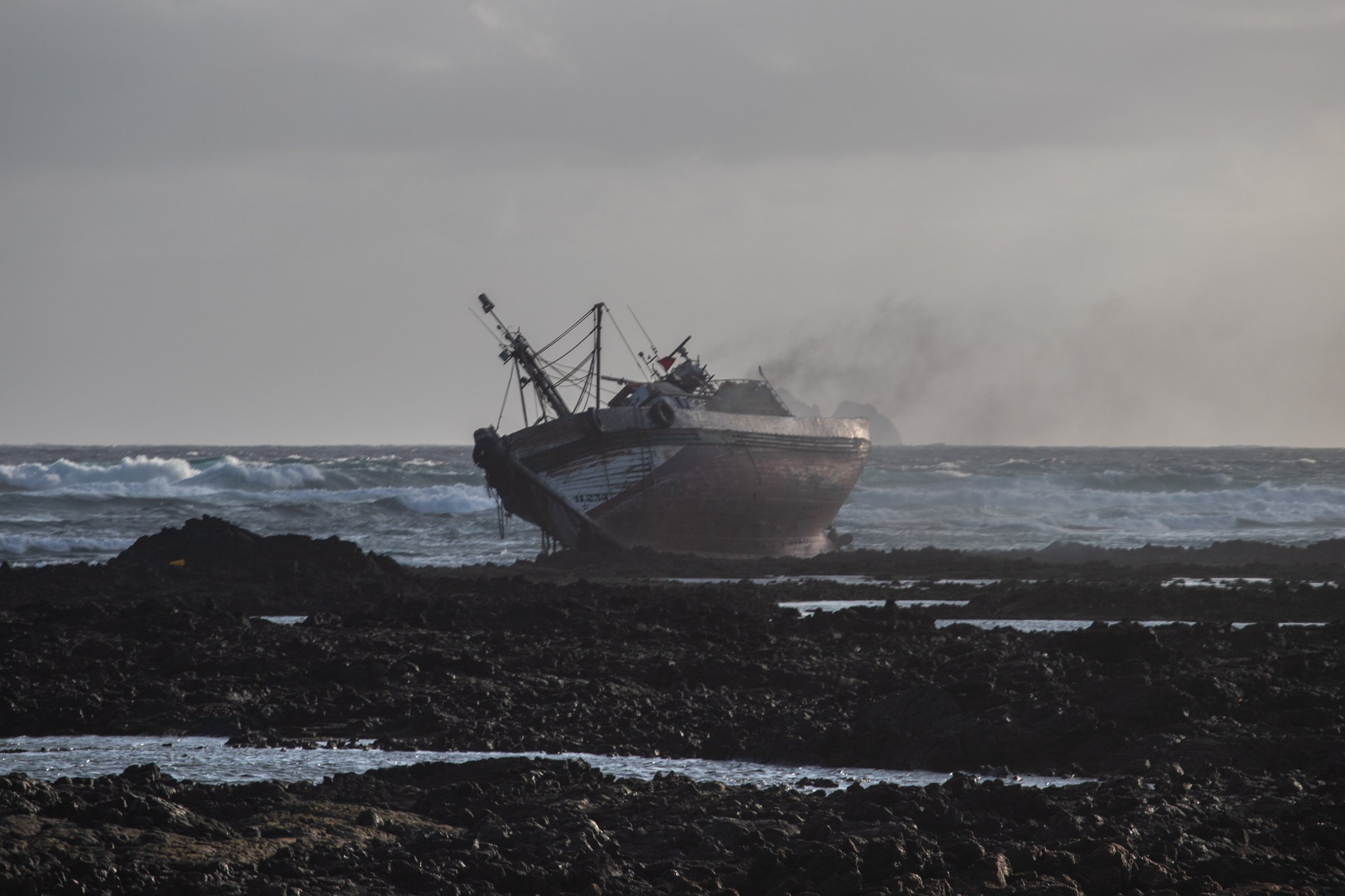 Atunero encallado en Órzola. Fotos: Andrea Domínguez. Atunero encallado en Órzola. Fotos: Andrea Domínguez.