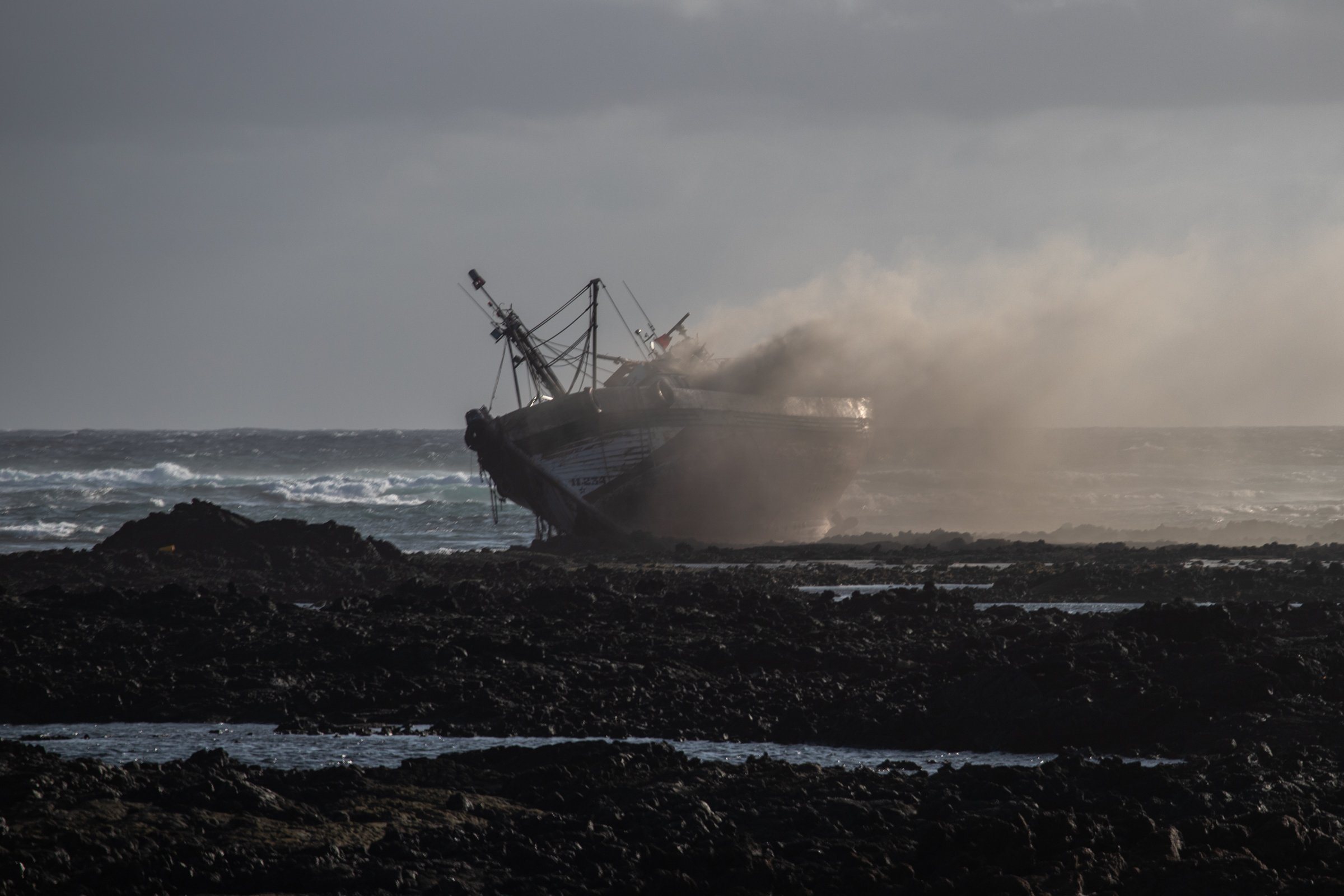 Atunero encallado en Órzola. Fotos: Andrea Domínguez. Atunero encallado en Órzola. Fotos: Andrea Domínguez.