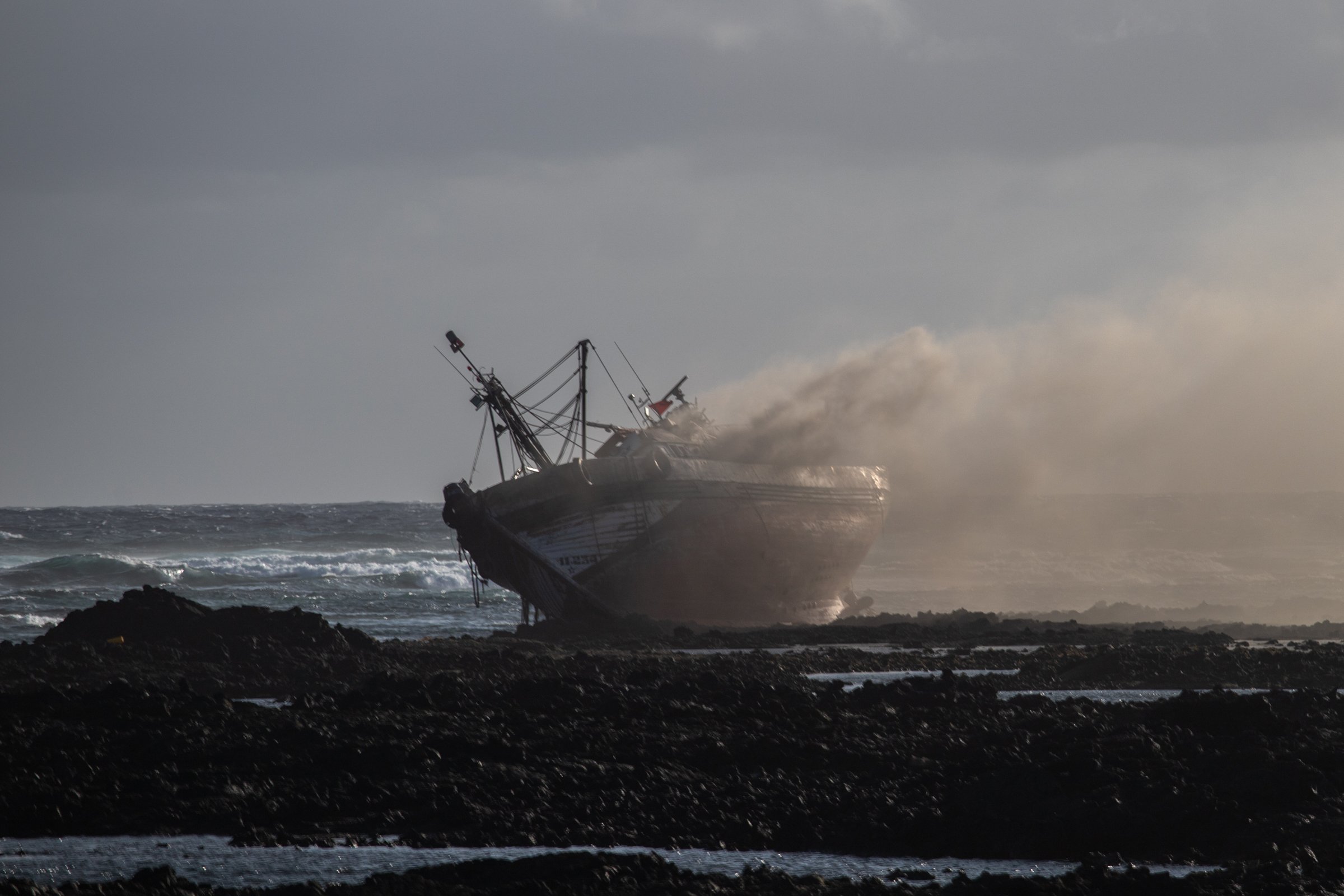 Atunero encallado en Órzola. Fotos: Andrea Domínguez.