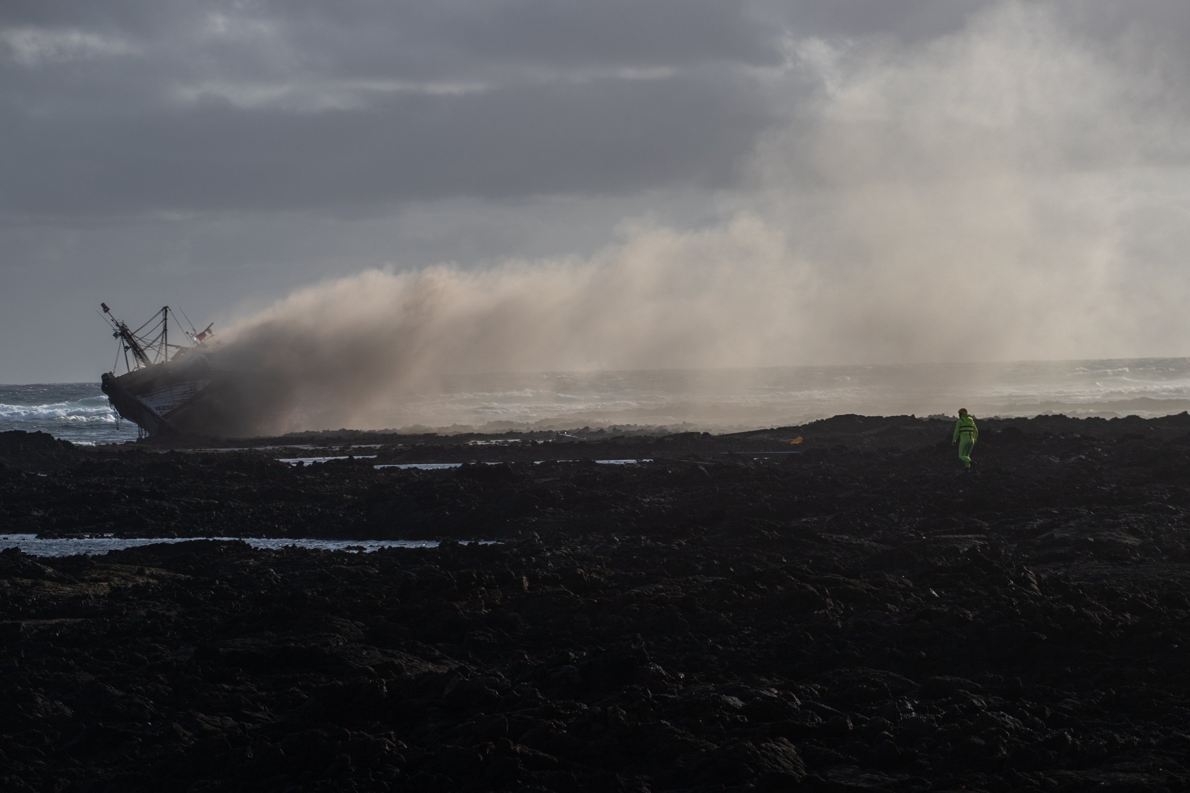 Atunero encallado en Órzola. Fotos: Andrea Domínguez.