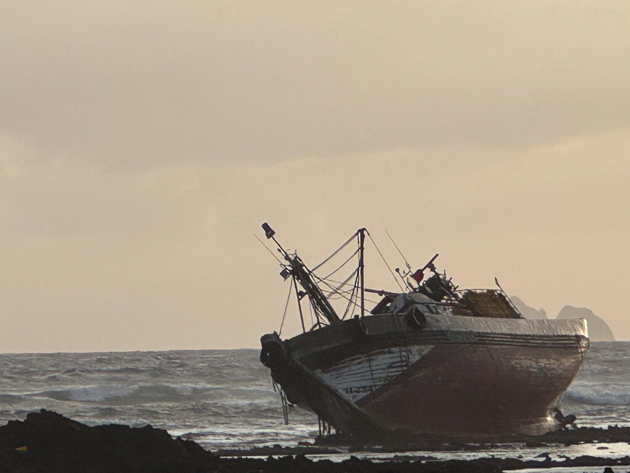Atunero encallado en Órzola. Fotos: Andrea Domínguez. Atunero encallado en Órzola. Fotos: Andrea Domínguez.