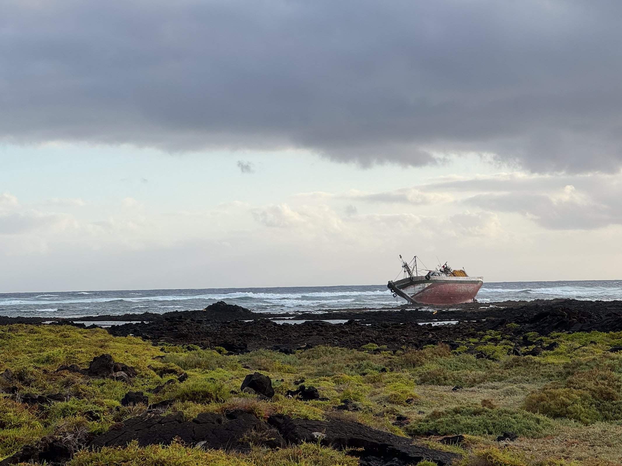 Atunero encallado en Órzola. Fotos: Andrea Domínguez. Atunero encallado en Órzola. Fotos: Andrea Domínguez.