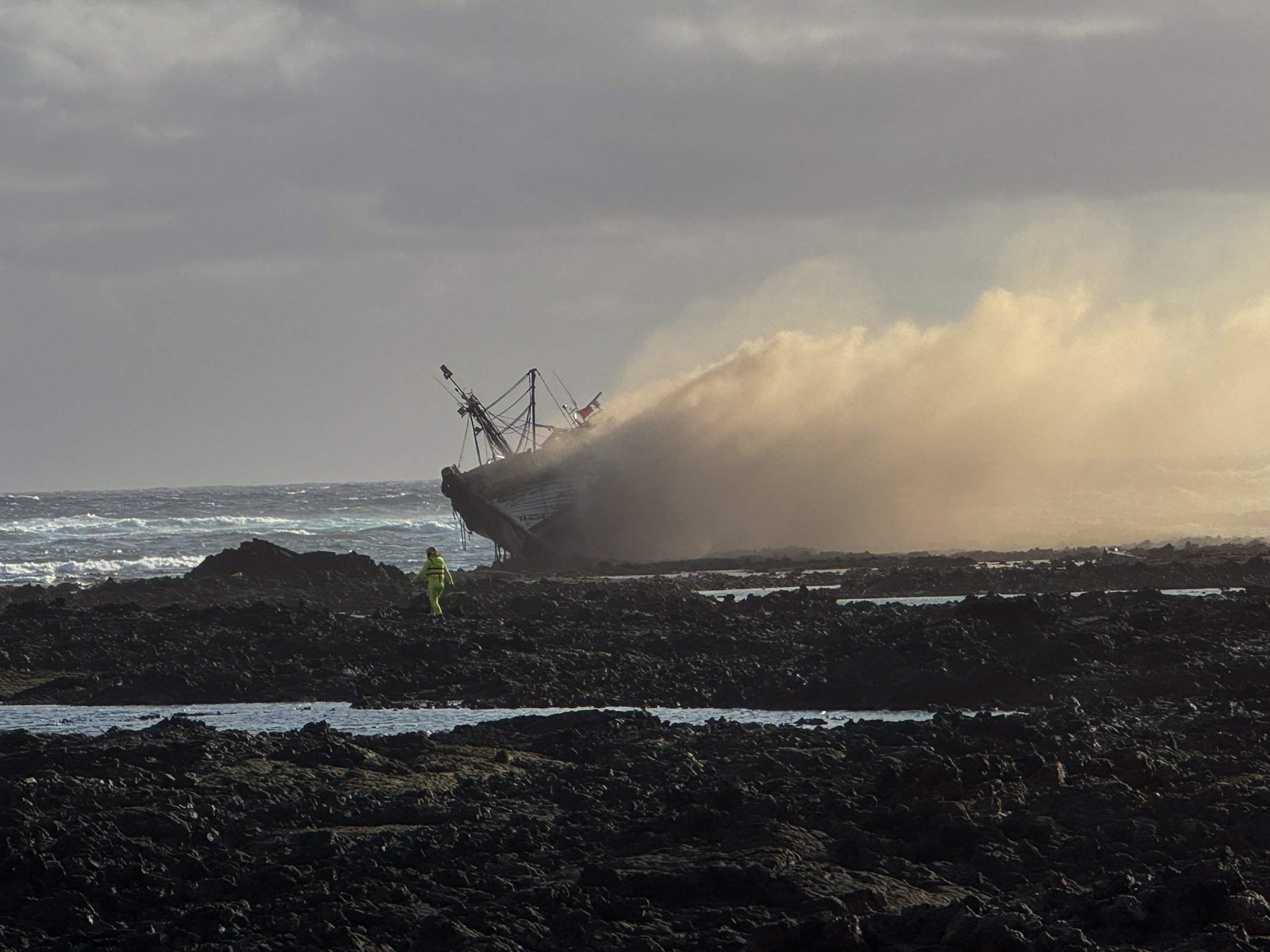 Atunero encallado en Órzola. Fotos: Andrea Domínguez.